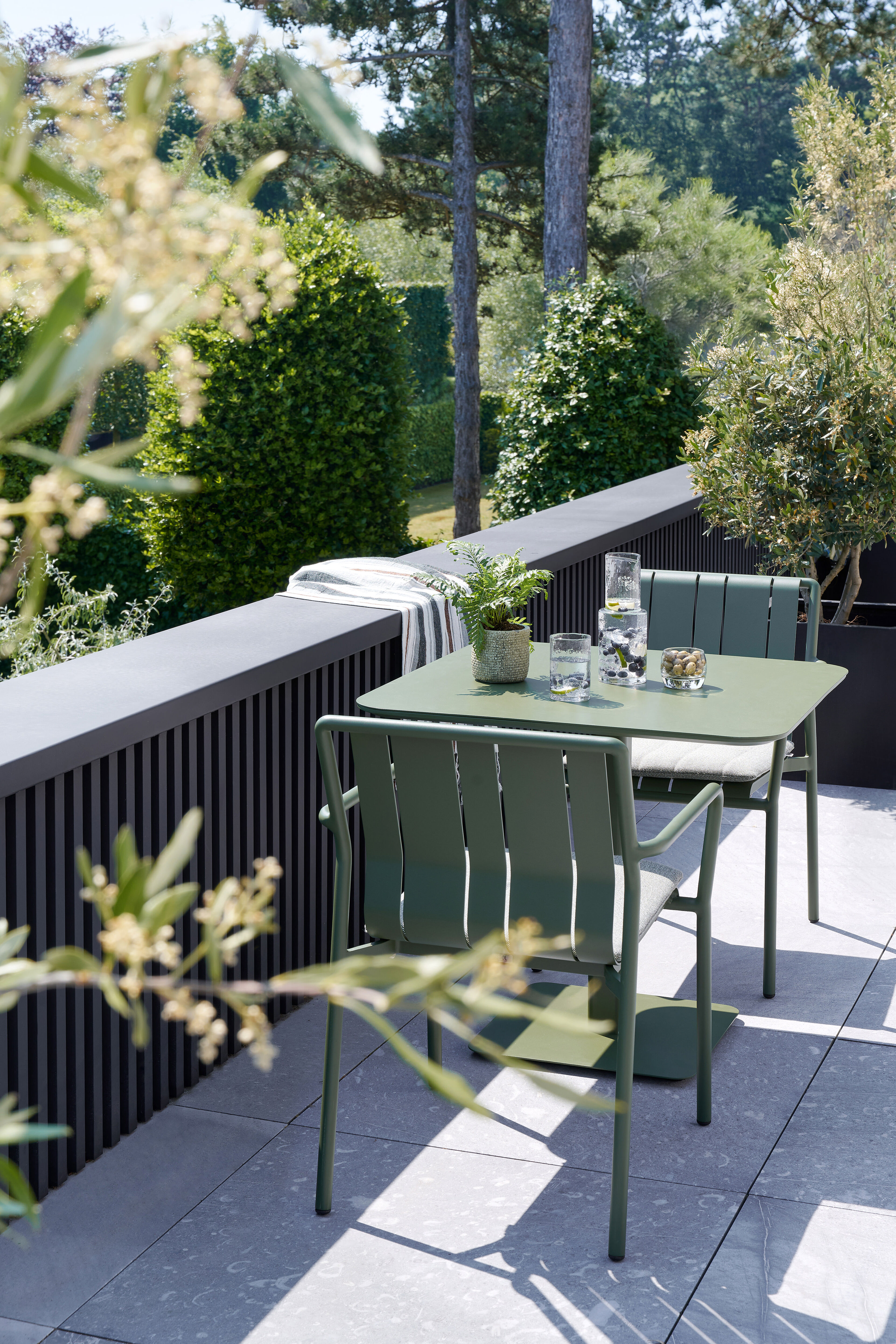 Table de jardin Fano inclinable en aluminium vert - Lg. 80 x Lrg. 80 x Haut. 73 cm