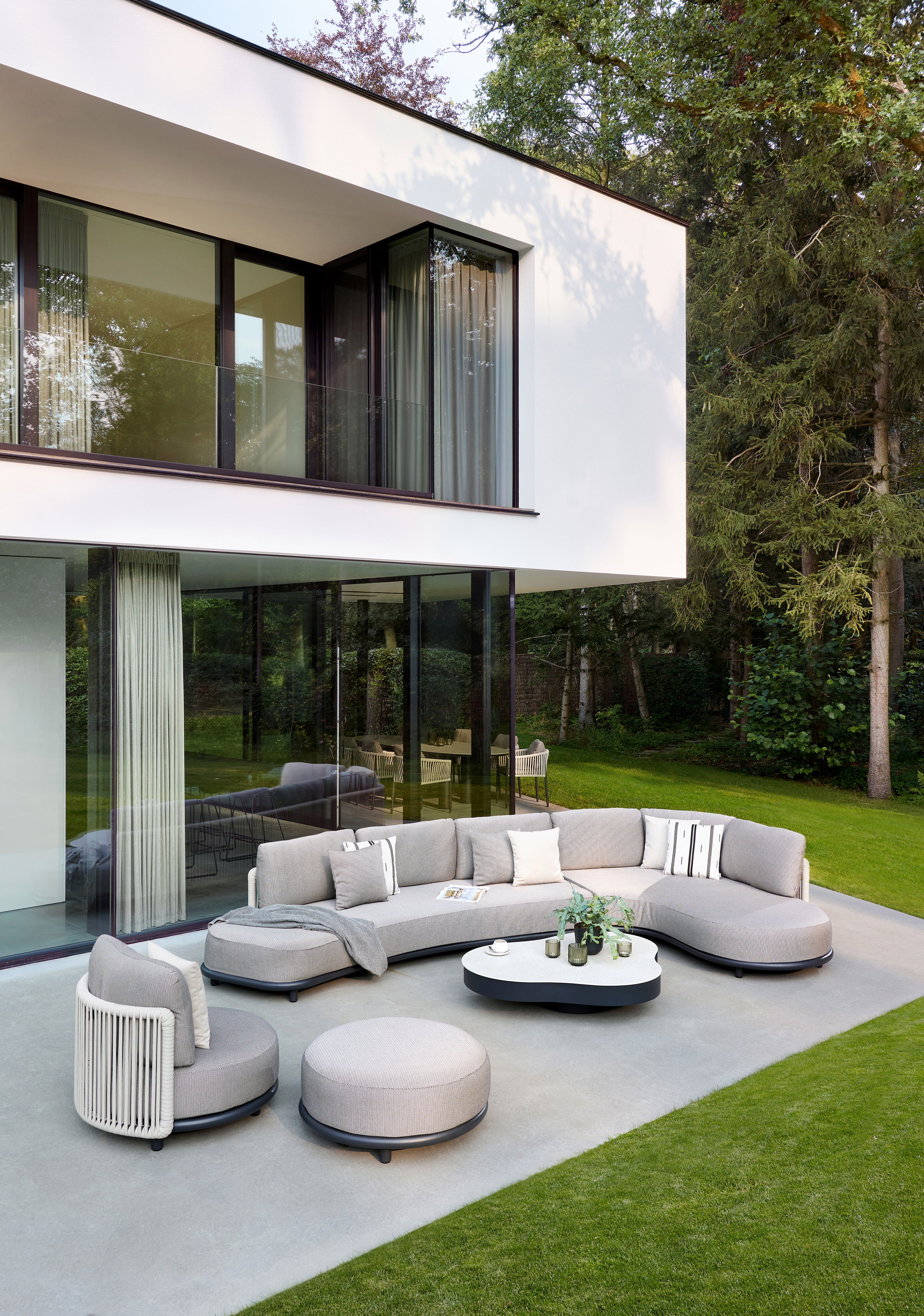 Lomano loungehoek in zwart aluminium en beige verticaal geweven luxe vlakke rope met Tundra Sand all weather sunbrella® luxe