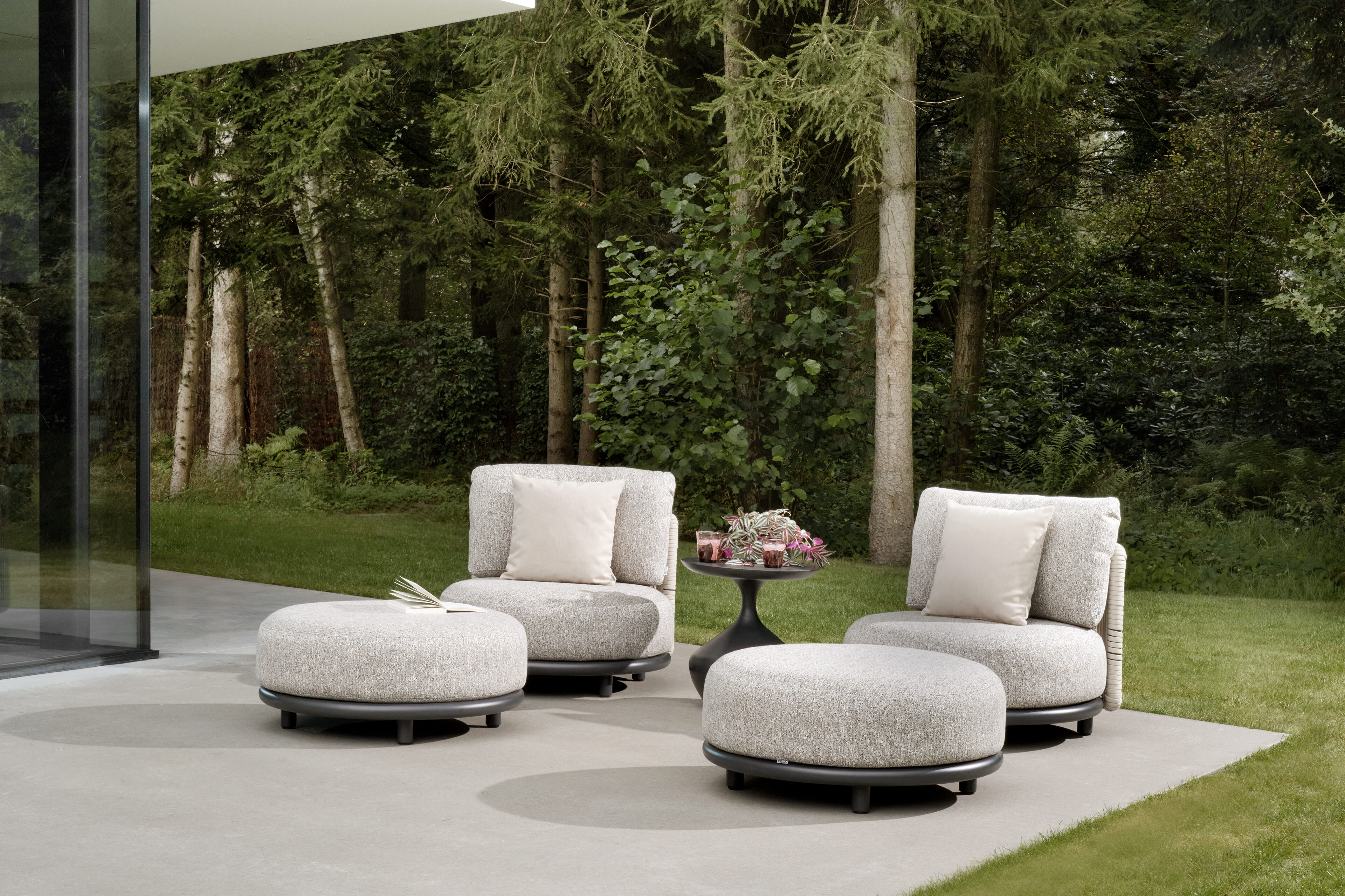 Lomano loungestoel in zwart aluminium en beige verticaal geweven luxe vlakke rope met Lopi Pepper all weather sunbrella® luxe