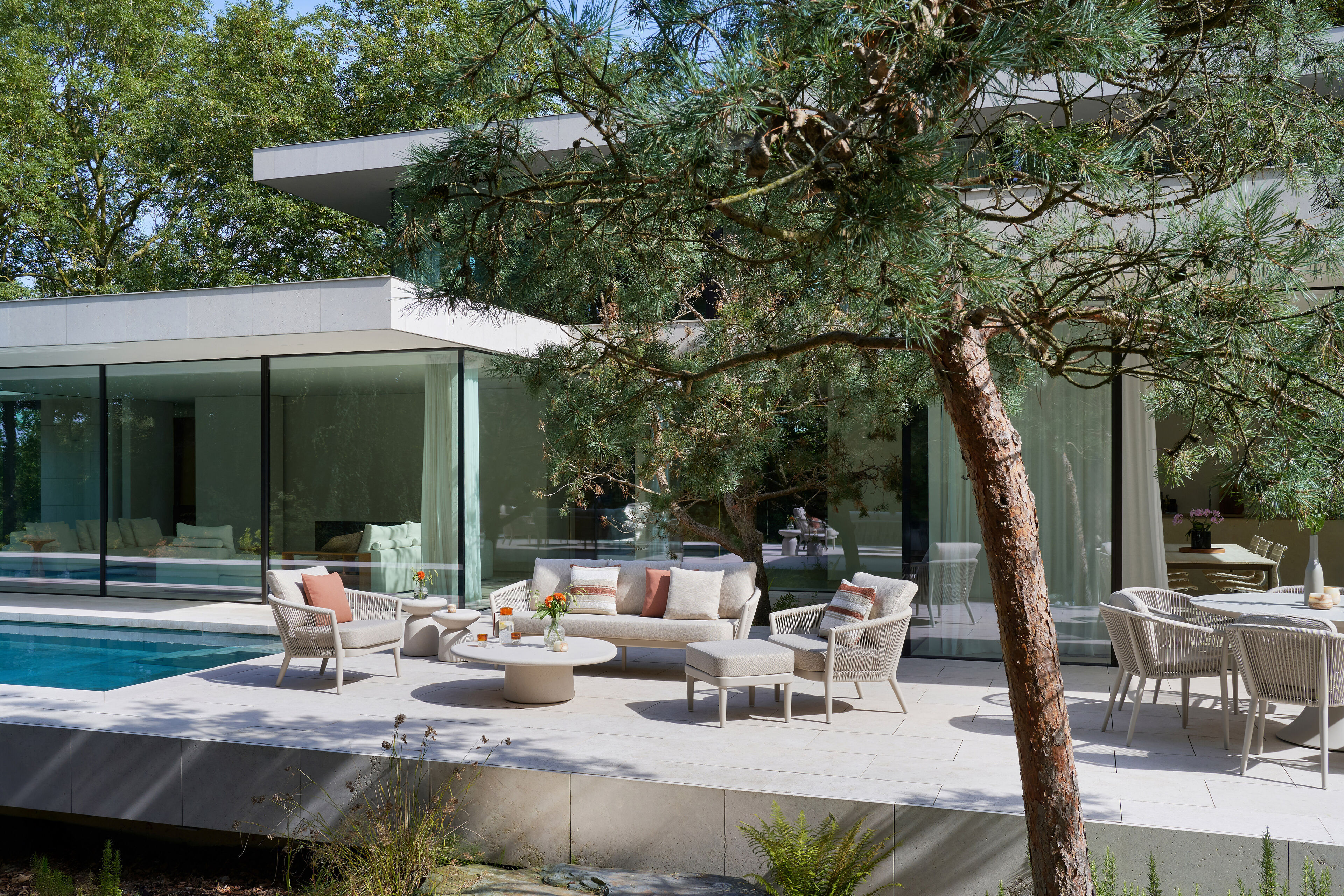 Orso loungeset in beige aluminium en beige verticaal geweven ronde rope met Chartres Pewter all weather sunbrella® luxe kussen
