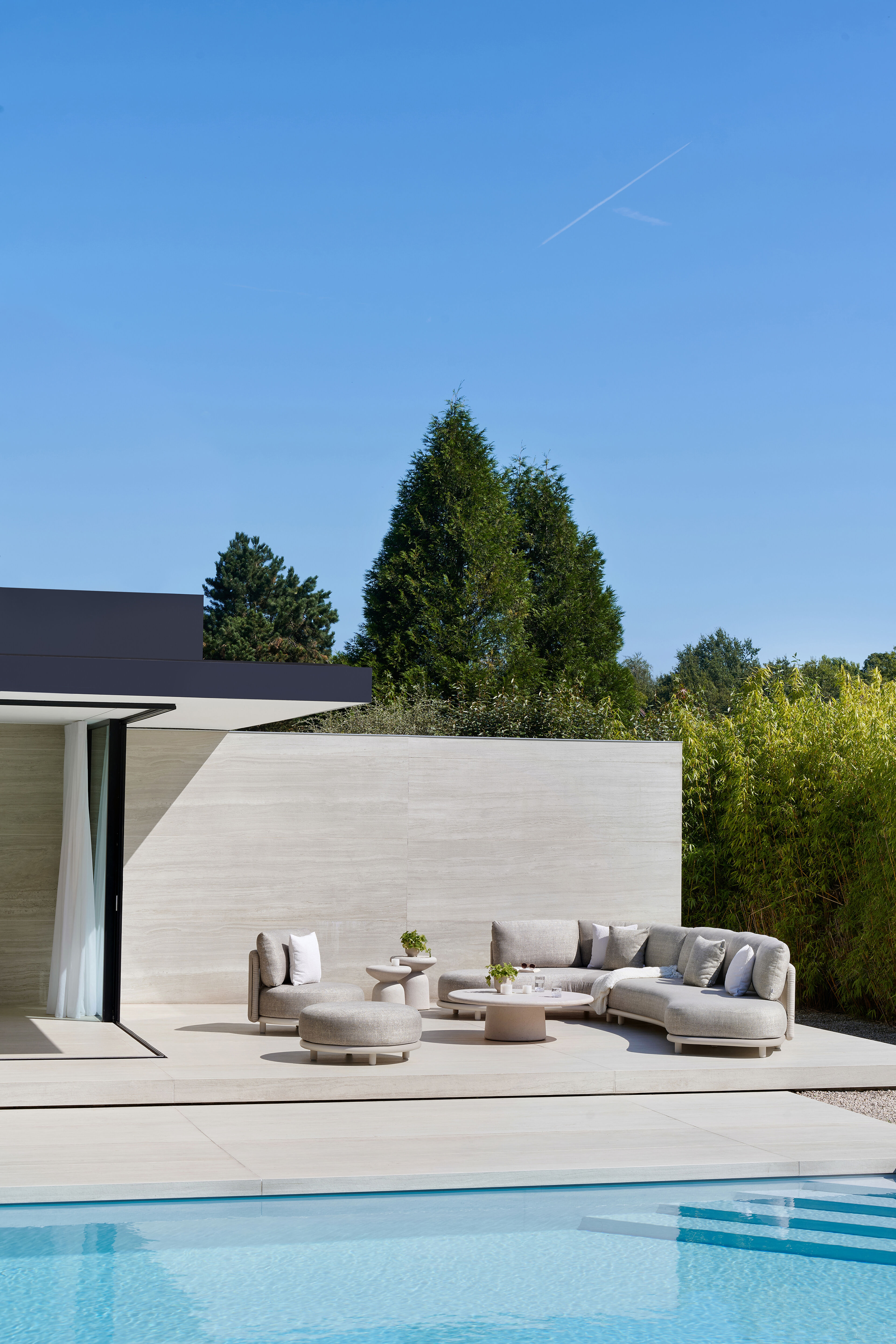 Lomano loungehoek in beige aluminium en beige verticaal geweven luxe vlakke rope met Tundra Sand all weather sunbrellaÂ® luxe