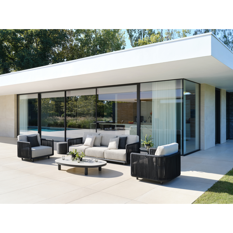 Canapé de jardin Organo en aluminium noir et corde luxe plate tissée verticalement noir et coussin en all weather Cosytica marbella ecru