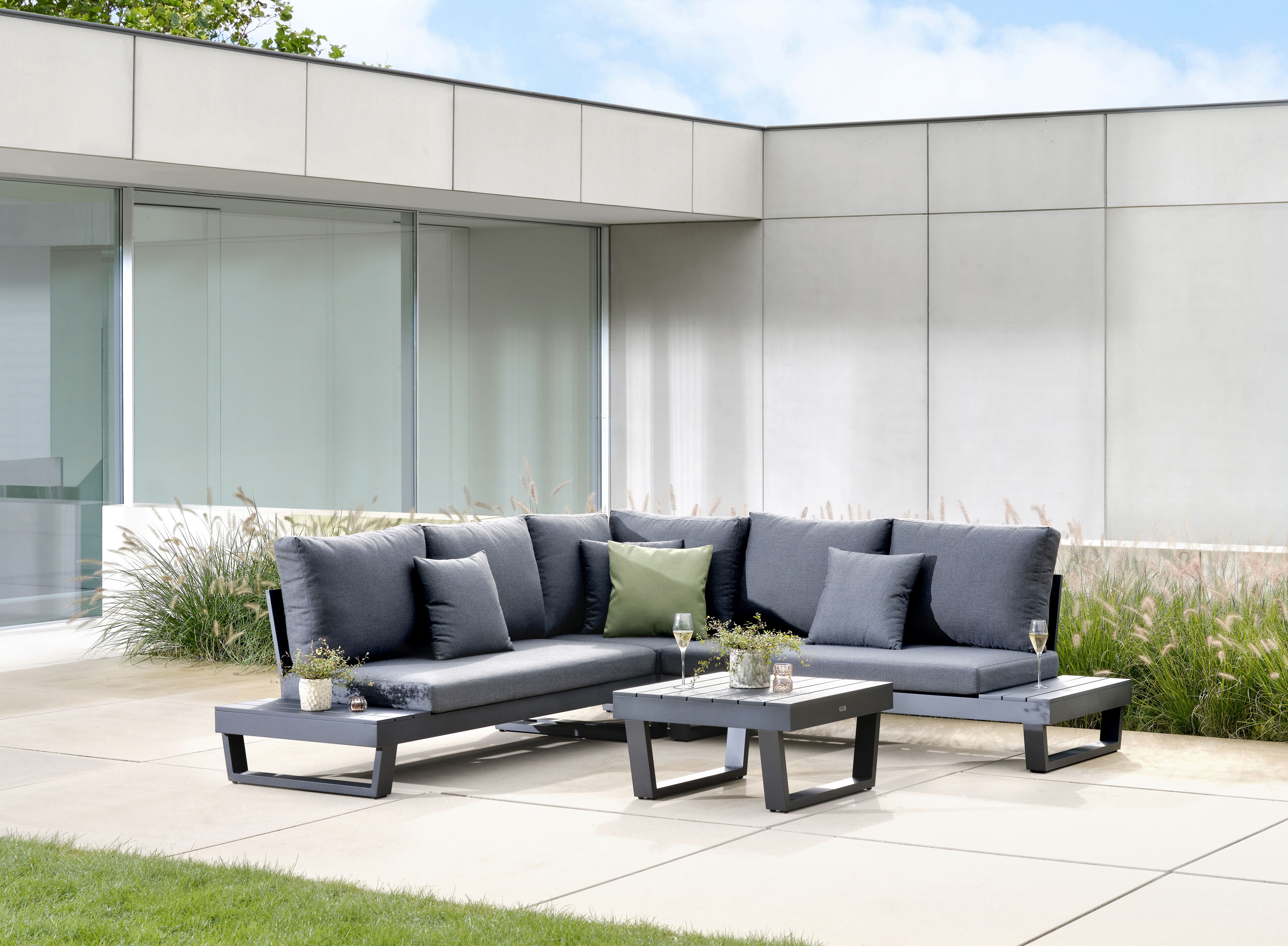 Modica loungehoek in zwart aluminium met natte sooty all weather sunbrella® premium kussens