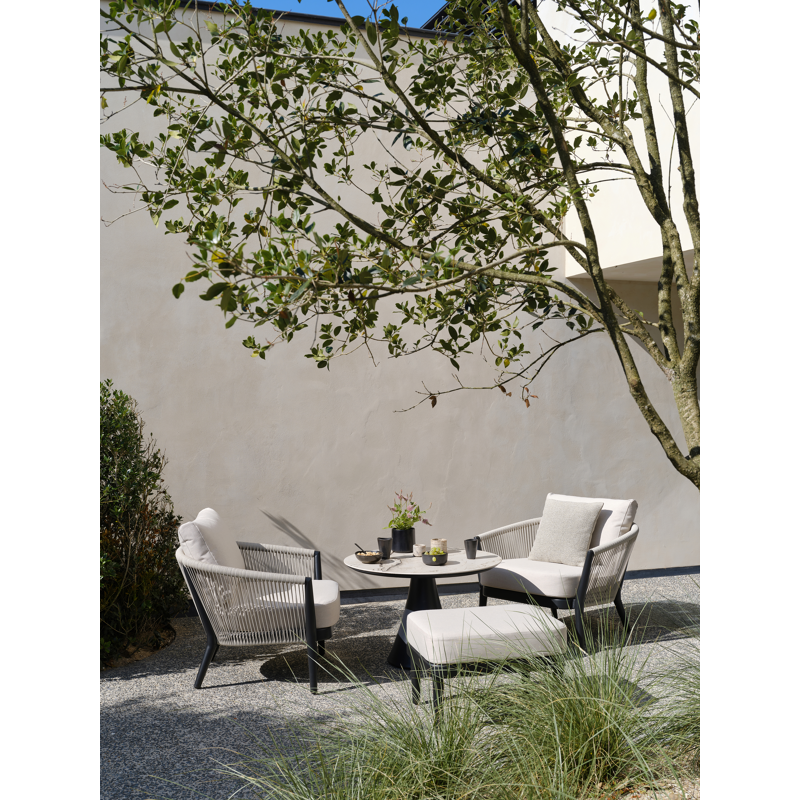 Orso loungestoel in zwart aluminium en beige verticaal geweven ronde rope met Catania Sand all weather cosytica kussen