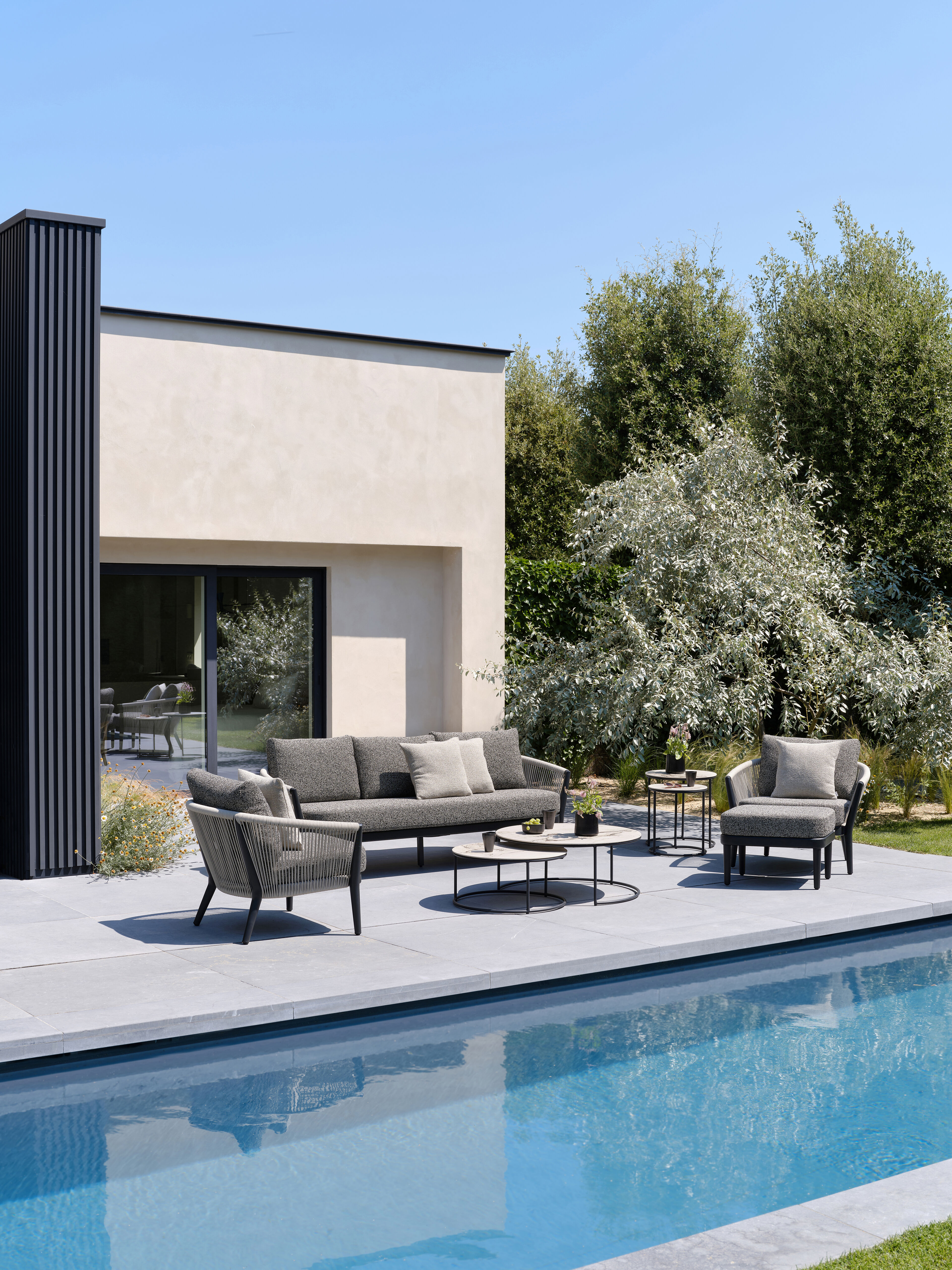Orso loungeset in zwart aluminium en beige verticaal geweven ronde rope met Marbella Tunder all weather cosytica kussen