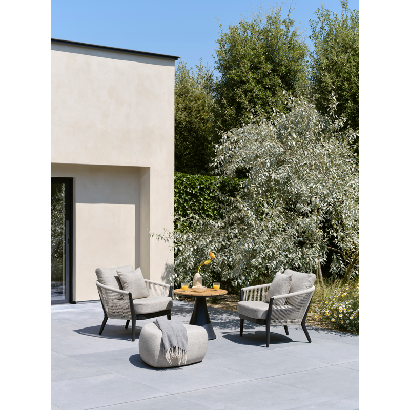 Orso loungestoel in zwart aluminium en beige verticaal geweven ronde rope met Catania Sand all weather cosytica kussen