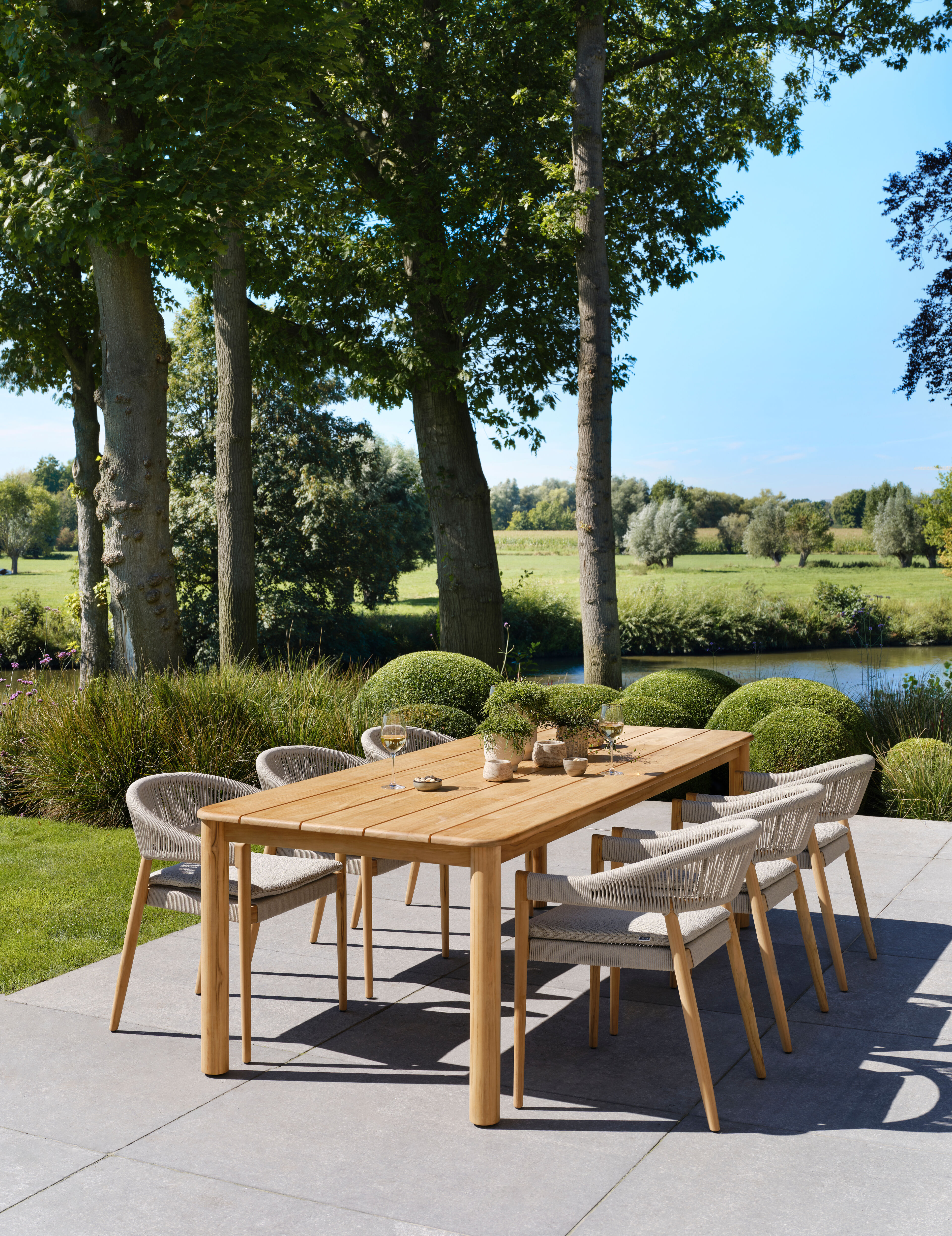 Tribola tuinstoel in teak en beige verticaal geweven ronde rope 