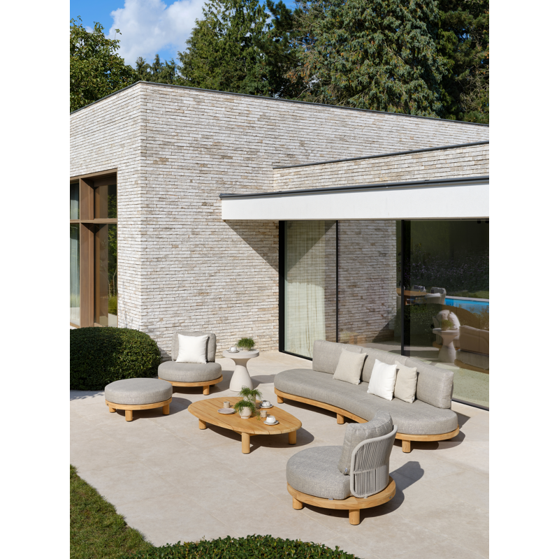 Donato loungebank in teak en beige verticaal geweven ronde rope met all weather sunbrella® luxe Lopi Sand kussen