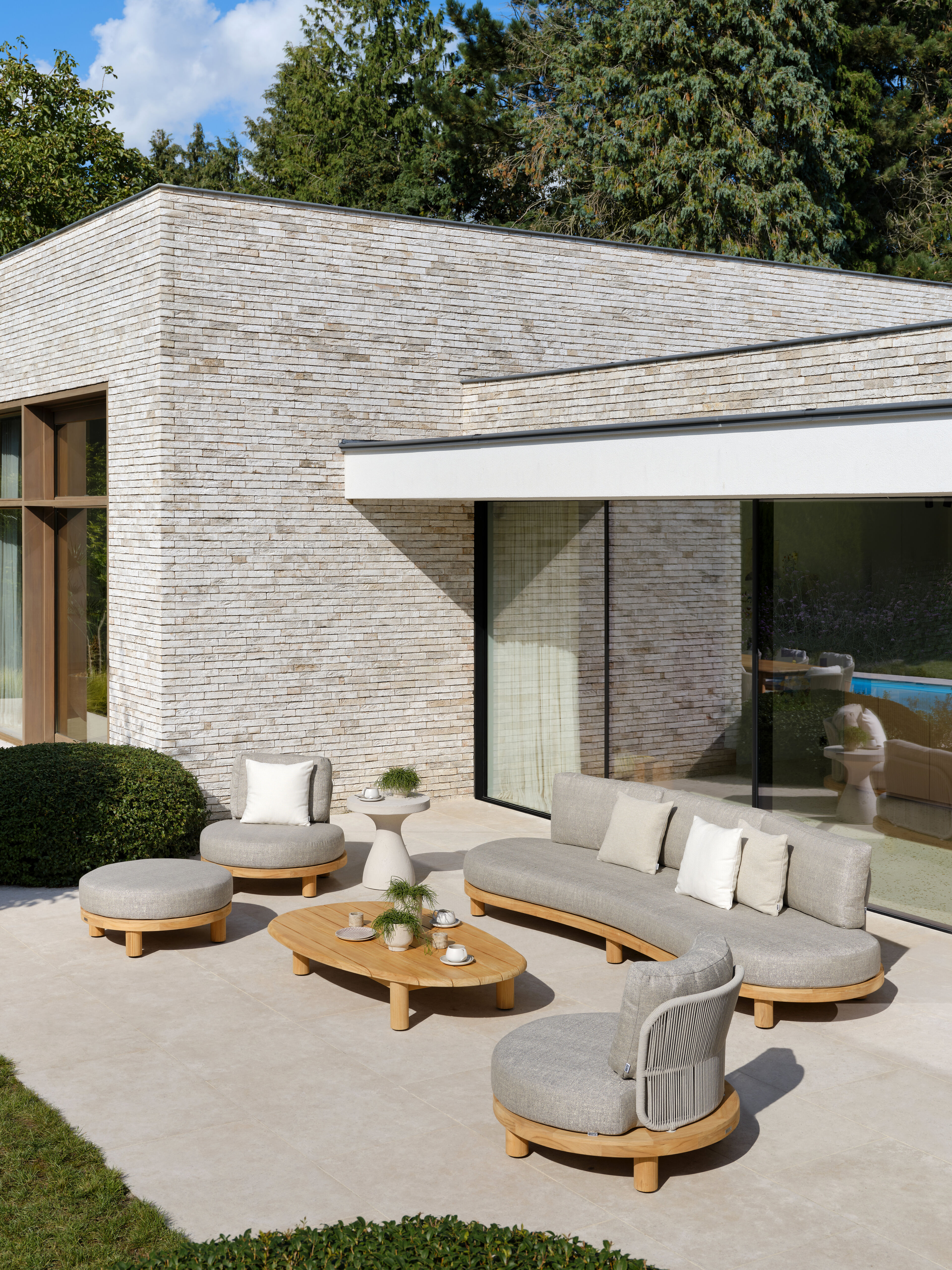 Donato loungebank in teak en beige verticaal geweven ronde rope met all weather sunbrella® luxe Lopi Sand kussen