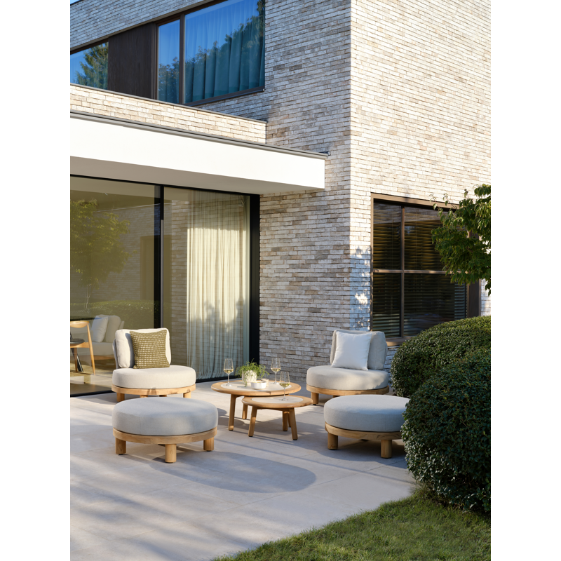 Donato lounge poef in teak en beige verticaal geweven ronde rope met all weather sunbrella® luxe Savane Leaf kussen