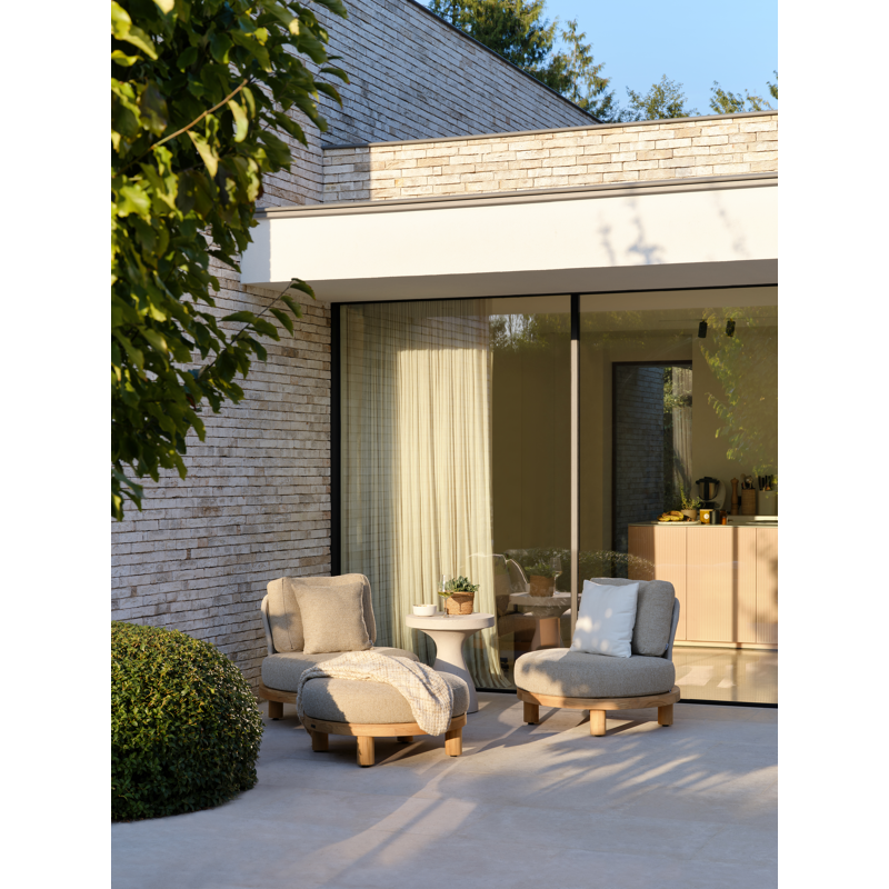 Donato loungestoel in teak en beige verticaal geweven ronde rope met all weather sunbrella® luxe Savane Leaf kussen