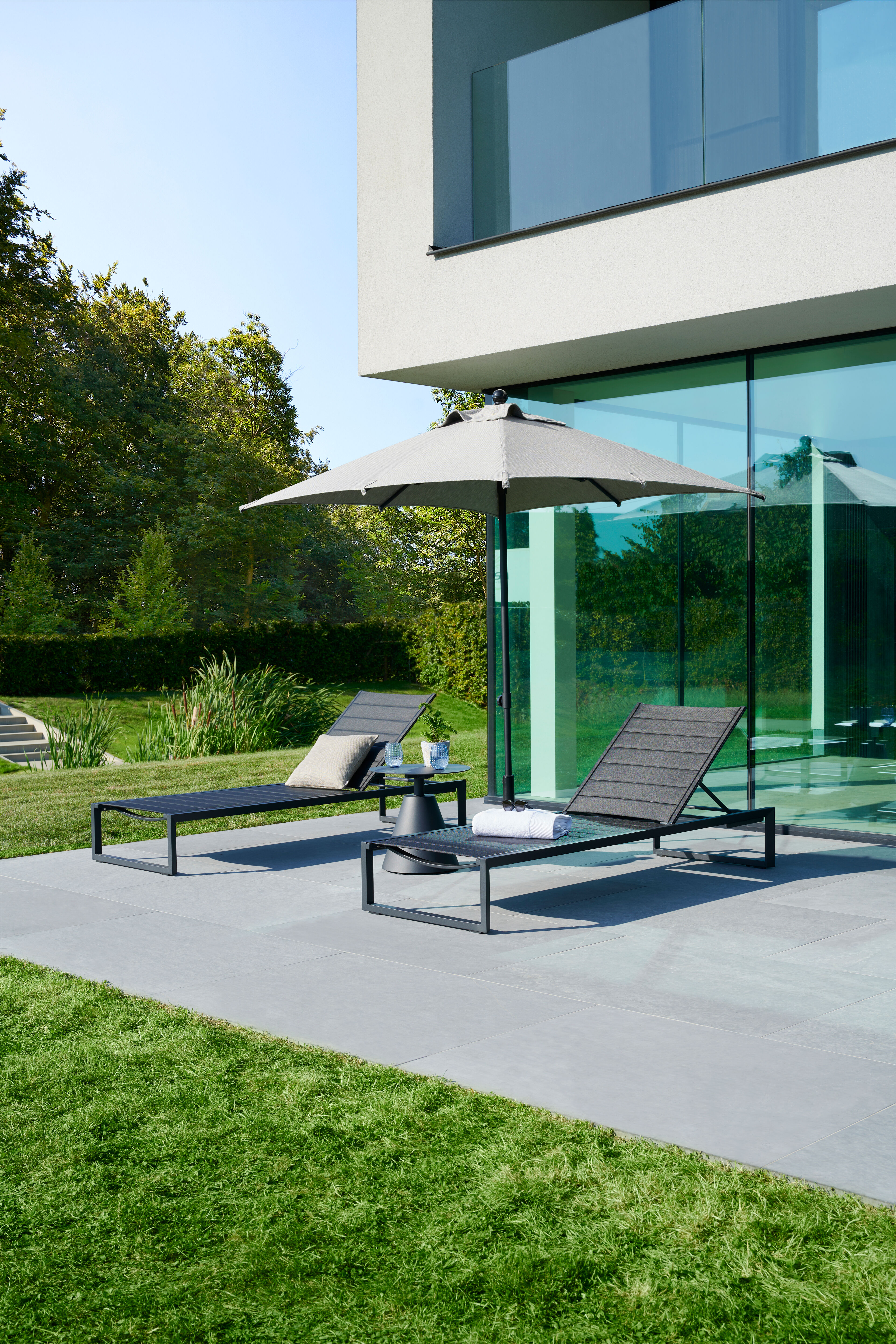 Cirello verstelbaar ligbed in zwart aluminium met zwart comfort textilene