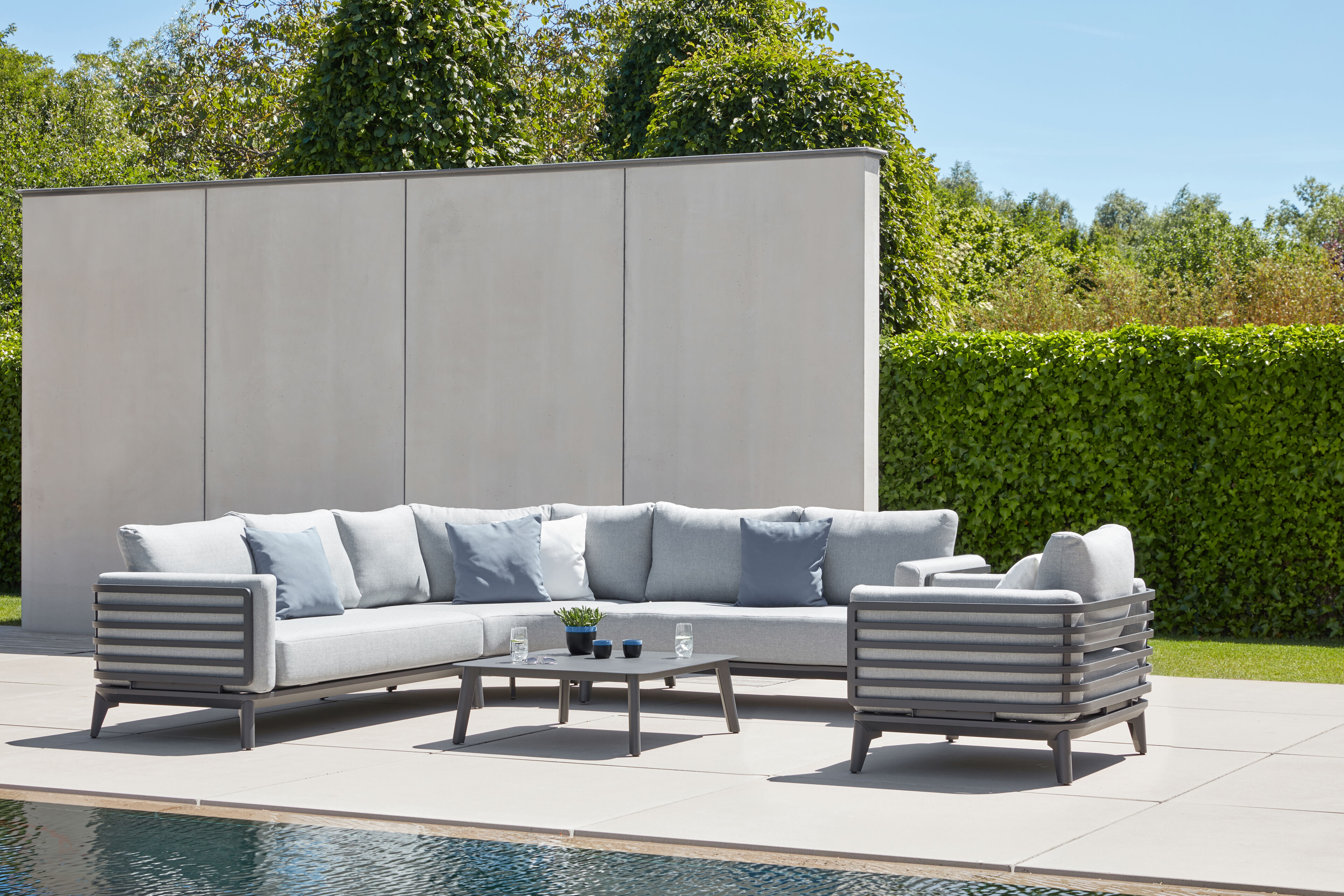 Fauteuil de jardin Mosa 1-pl en aluminium noir avec coussin en weather+ softtouch gris