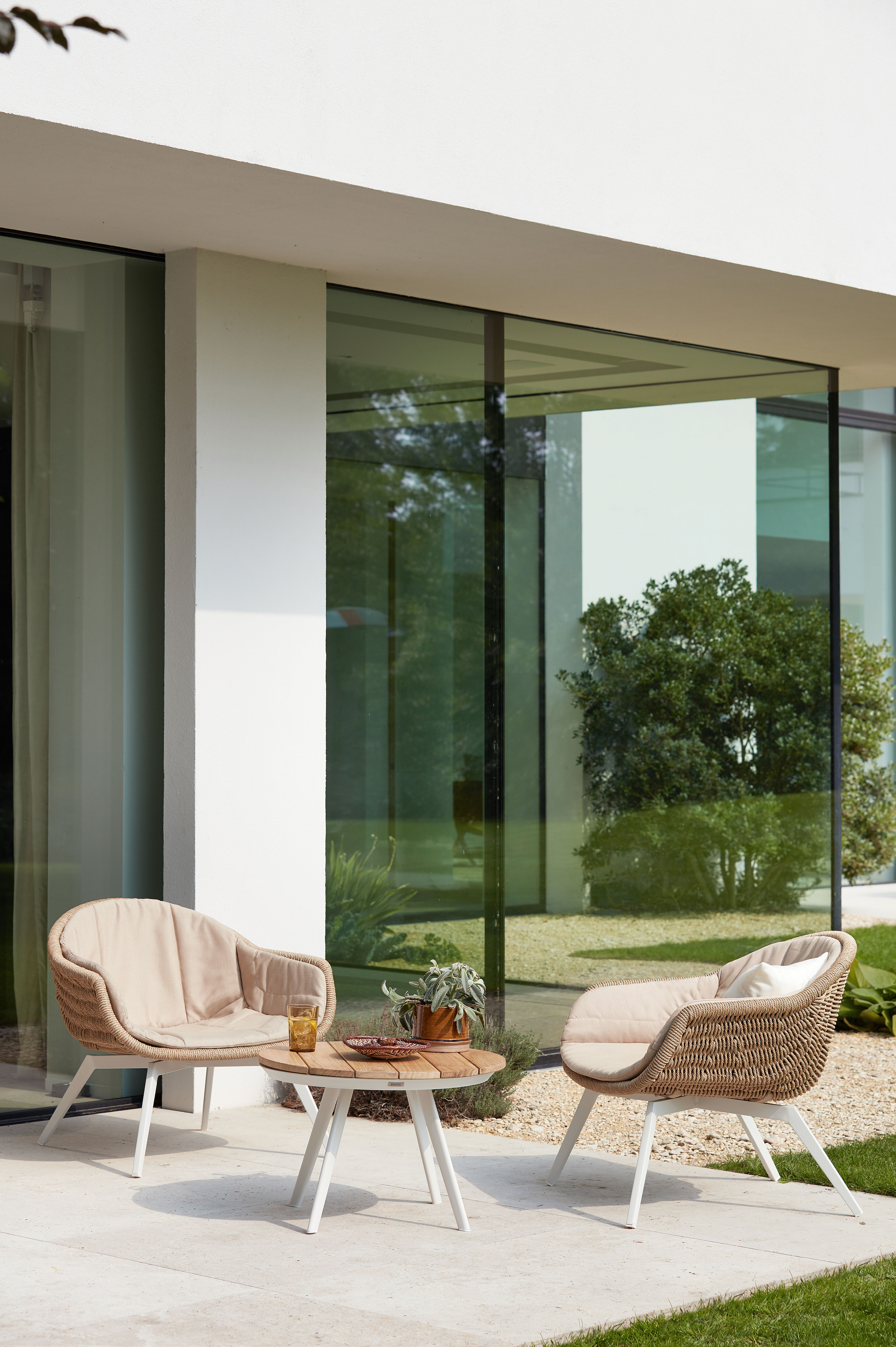 Pagino loungestoel in wit aluminium en naturel gedraaide ronde wicker