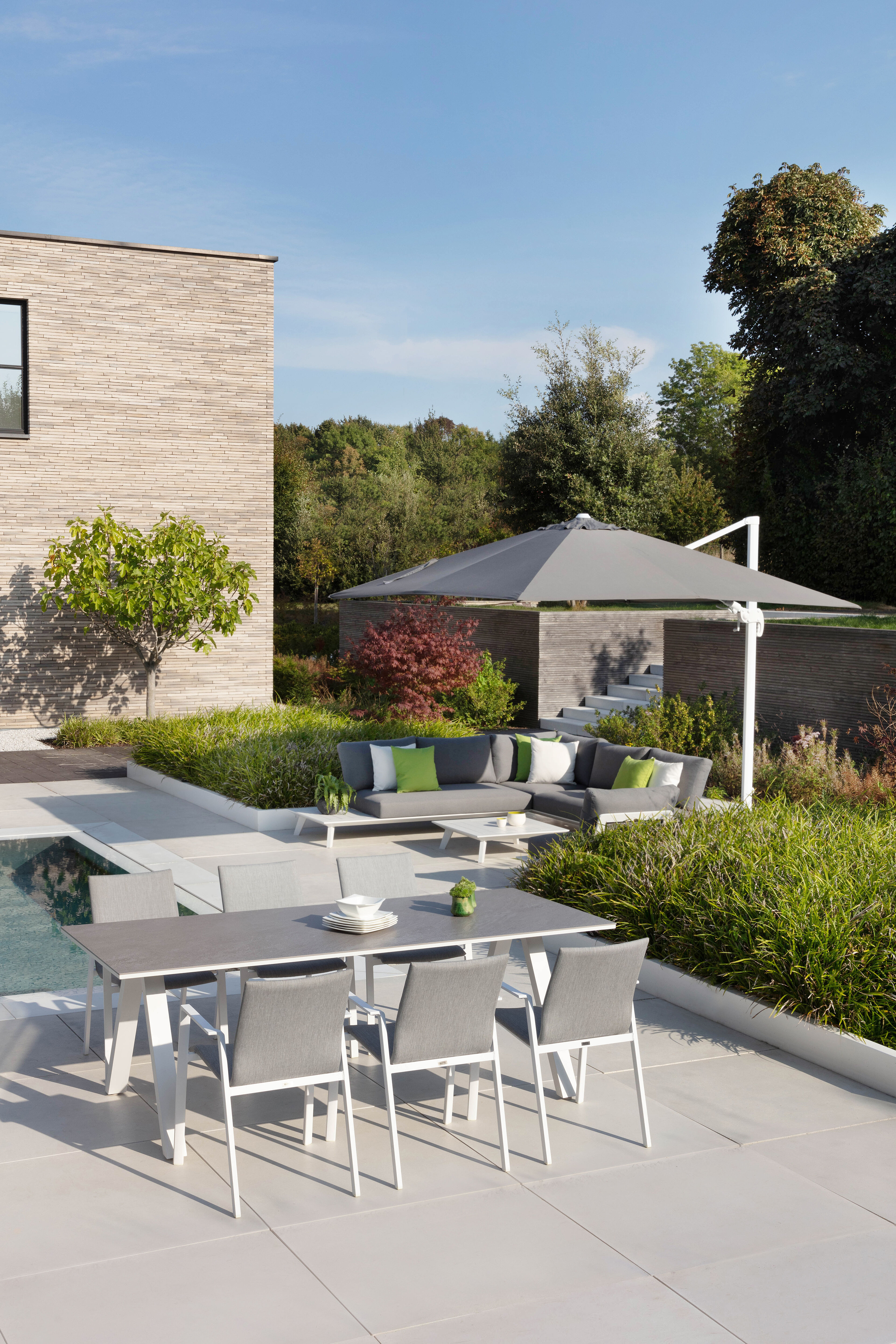 Avola zweefparasol met tiltfunctie in wit aluminium met grijs sunbrella® premium parasoldoek - L1 300 x L2 300 cm (zonder voet)