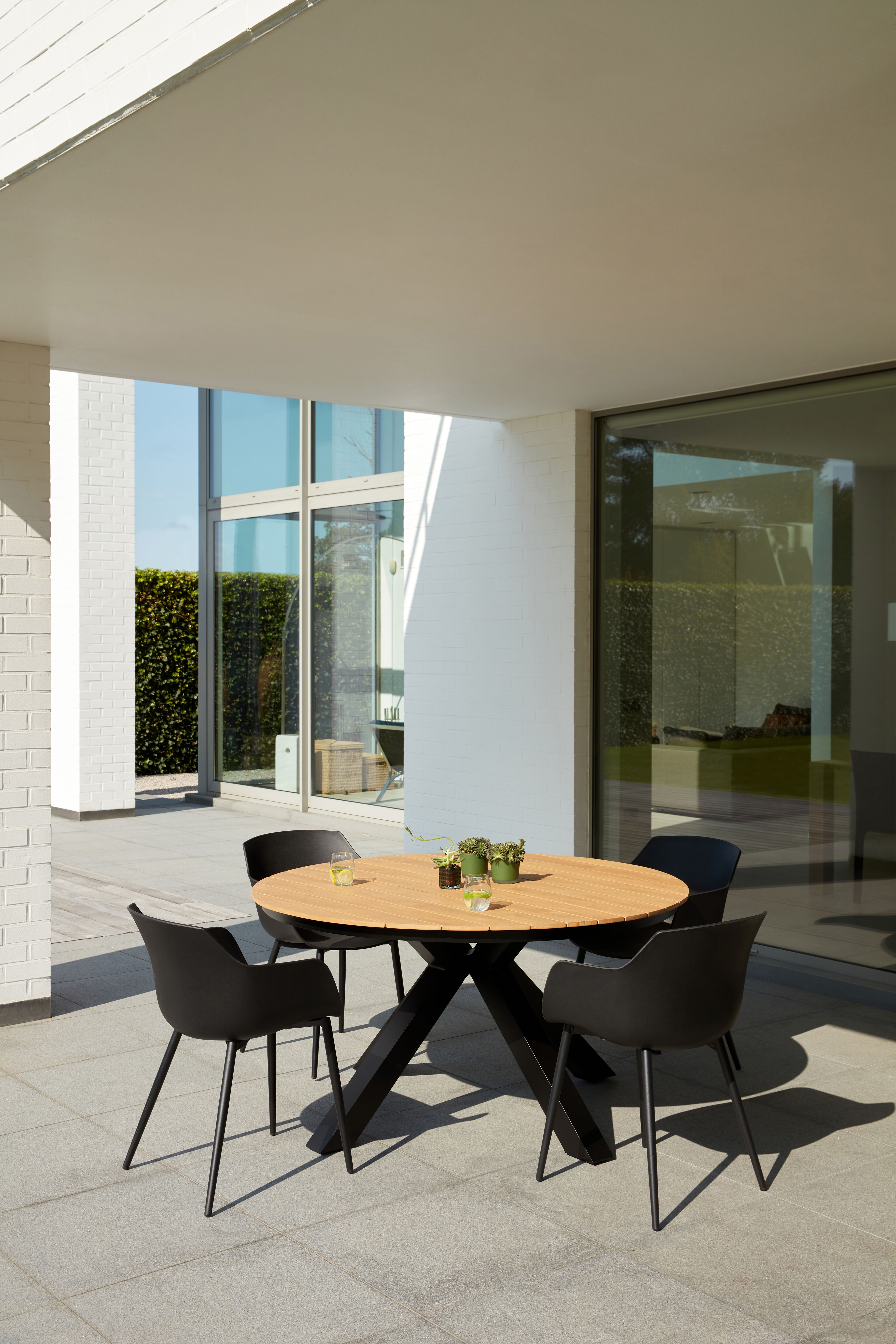 Tora tuinset in zwart aluminium en naturel polywood tafelblad met 4 Paco tuinstoelen