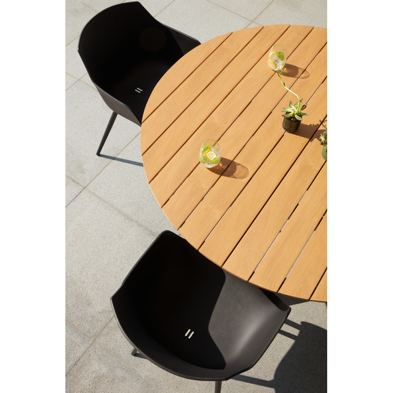 Ensemble de jardin Tora en aluminium noir avec plateau de table en polywood naturel et 4 chaises de jardin Paco