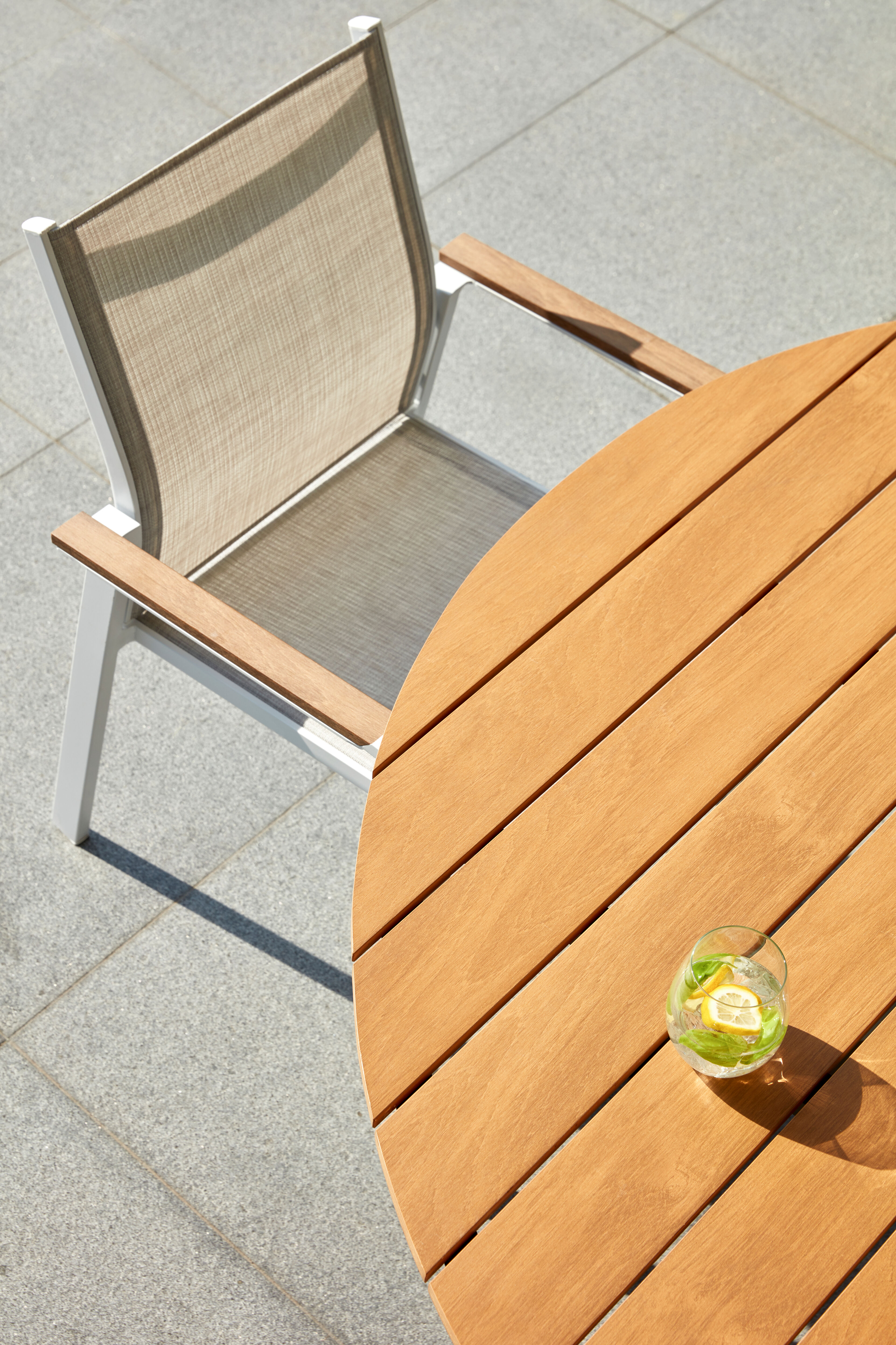 Tora tuinset in wit aluminium en naturel polywood tafelblad met 4 stapelbare Bahia tuinstoelen