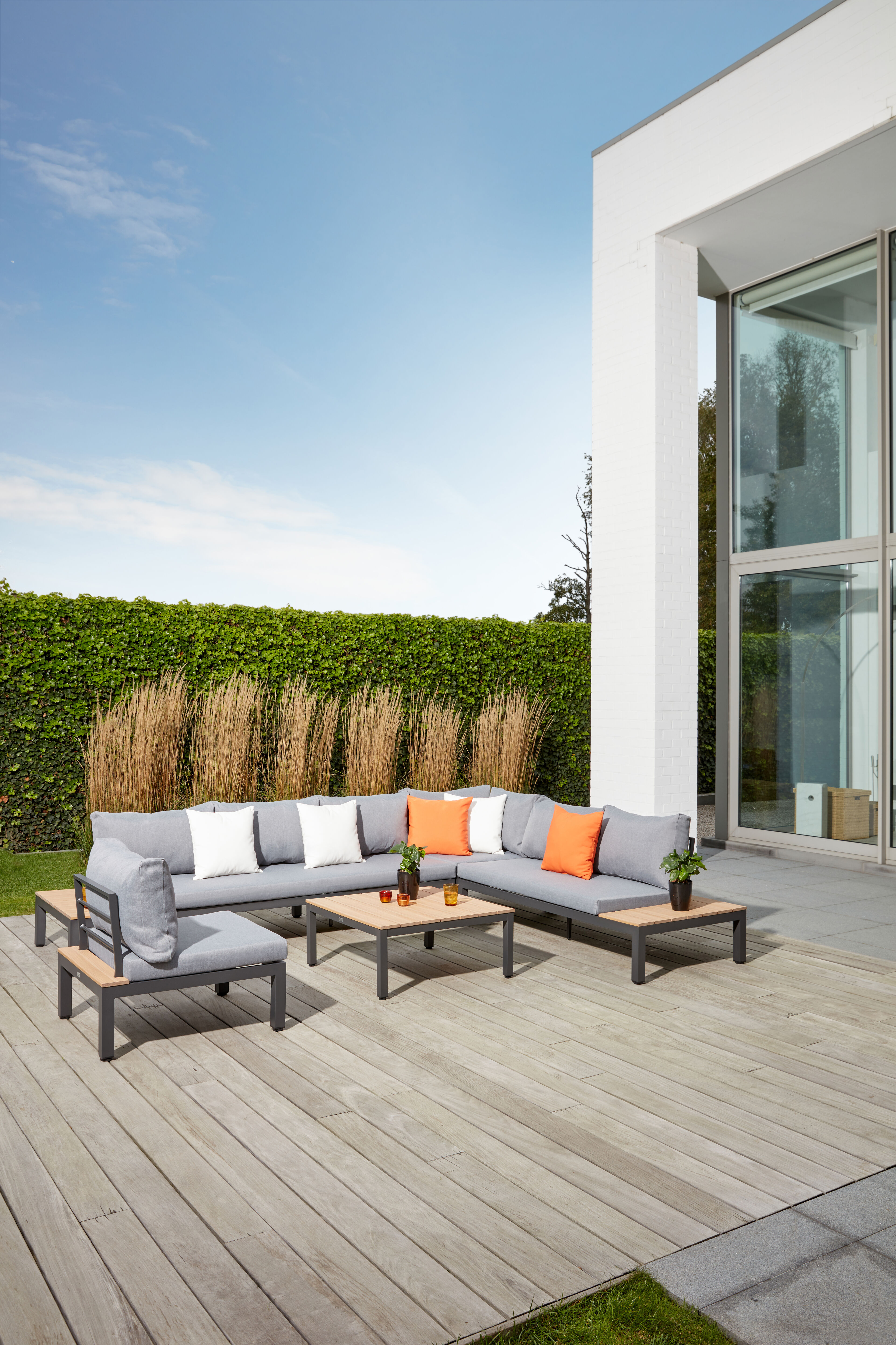 Fauteuil de jardin Toma en aluminium noir et polywood naturel avec coussin en polyester gris