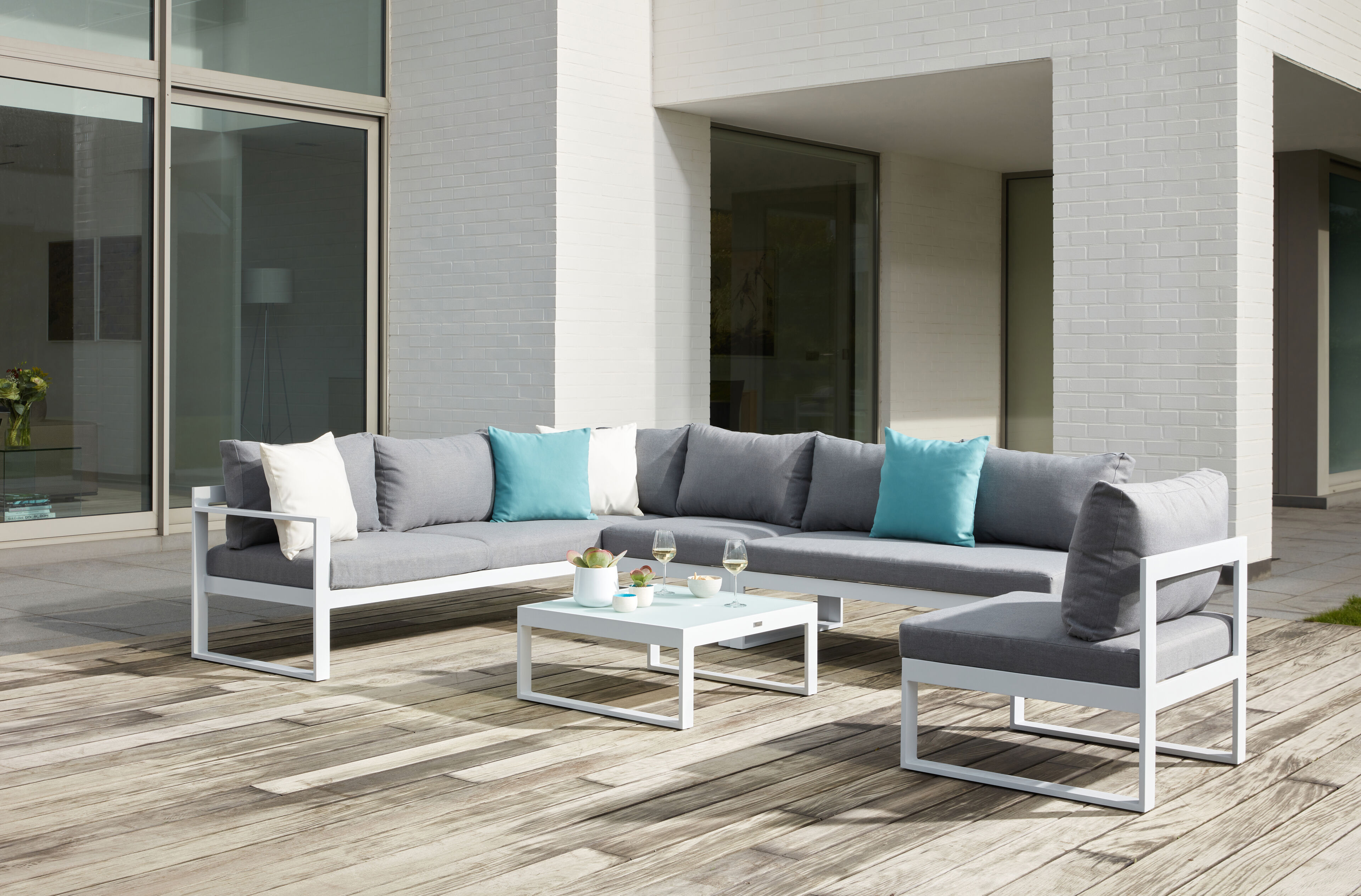 Caldela loungehoek in wit aluminium met grijs polyester kussens en loungetafel