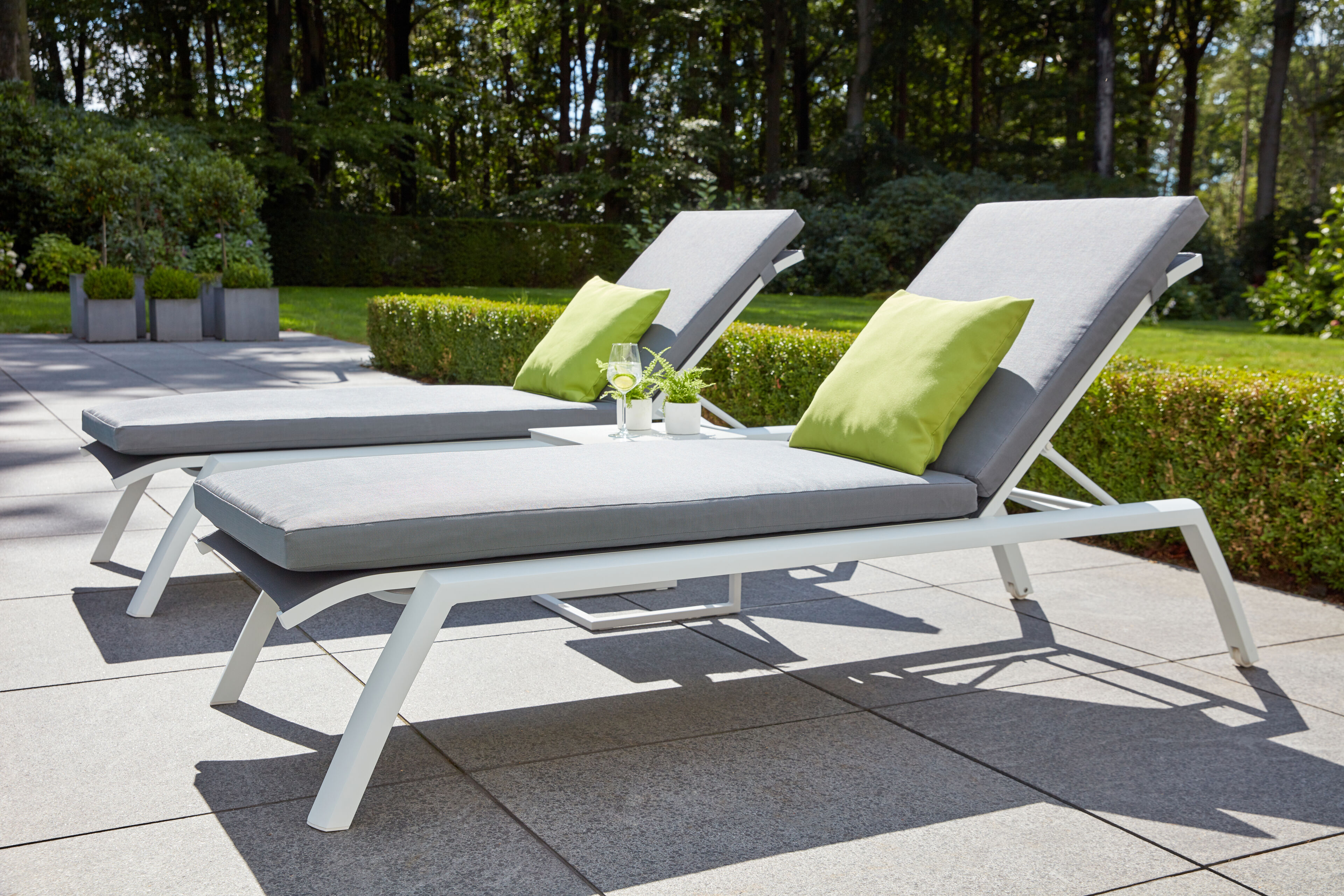 Chaise longue réglable Bari en aluminium blanc avec textilène gris