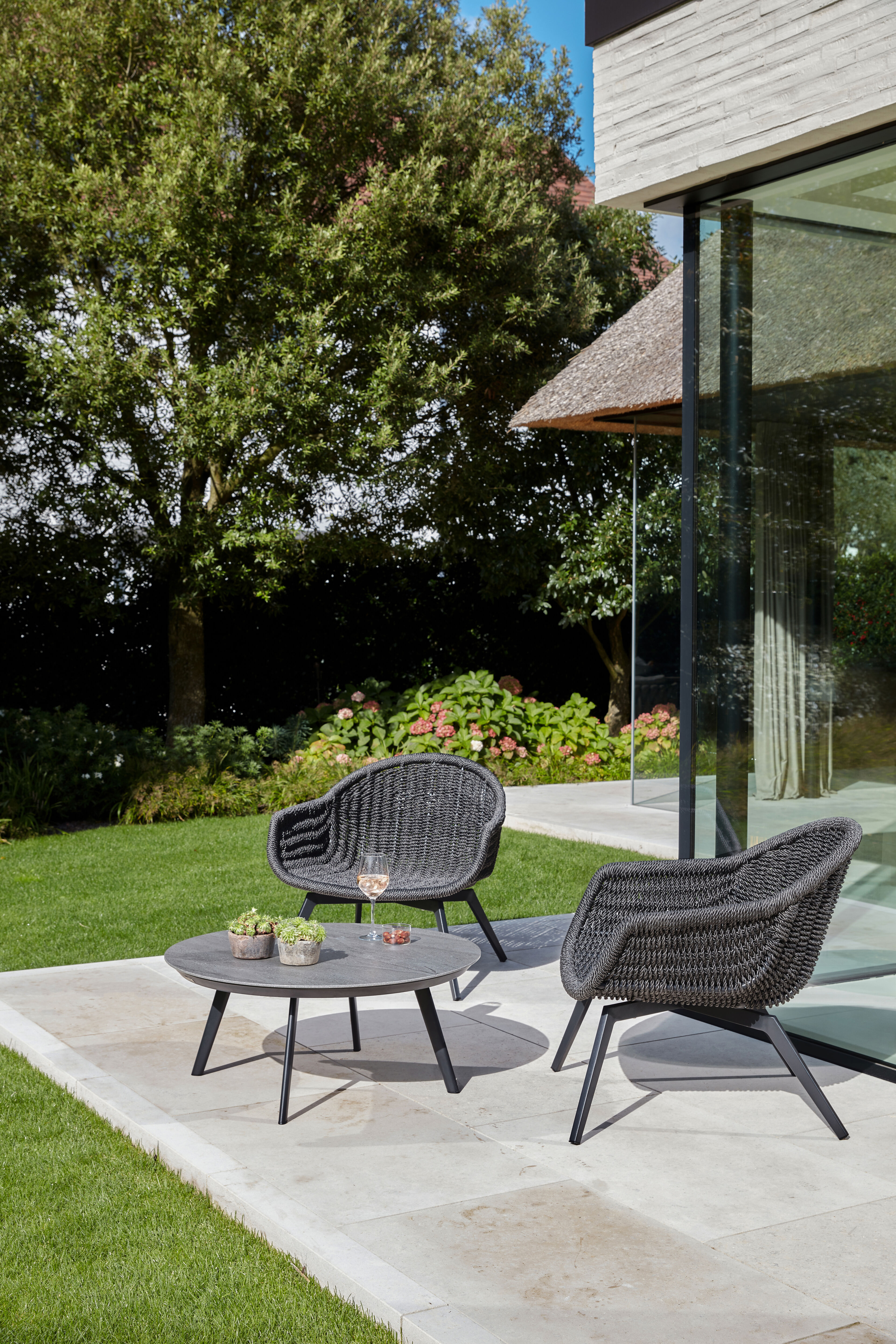 Pagino loungestoel in zwart aluminium en zwart gedraaide ronde wicker