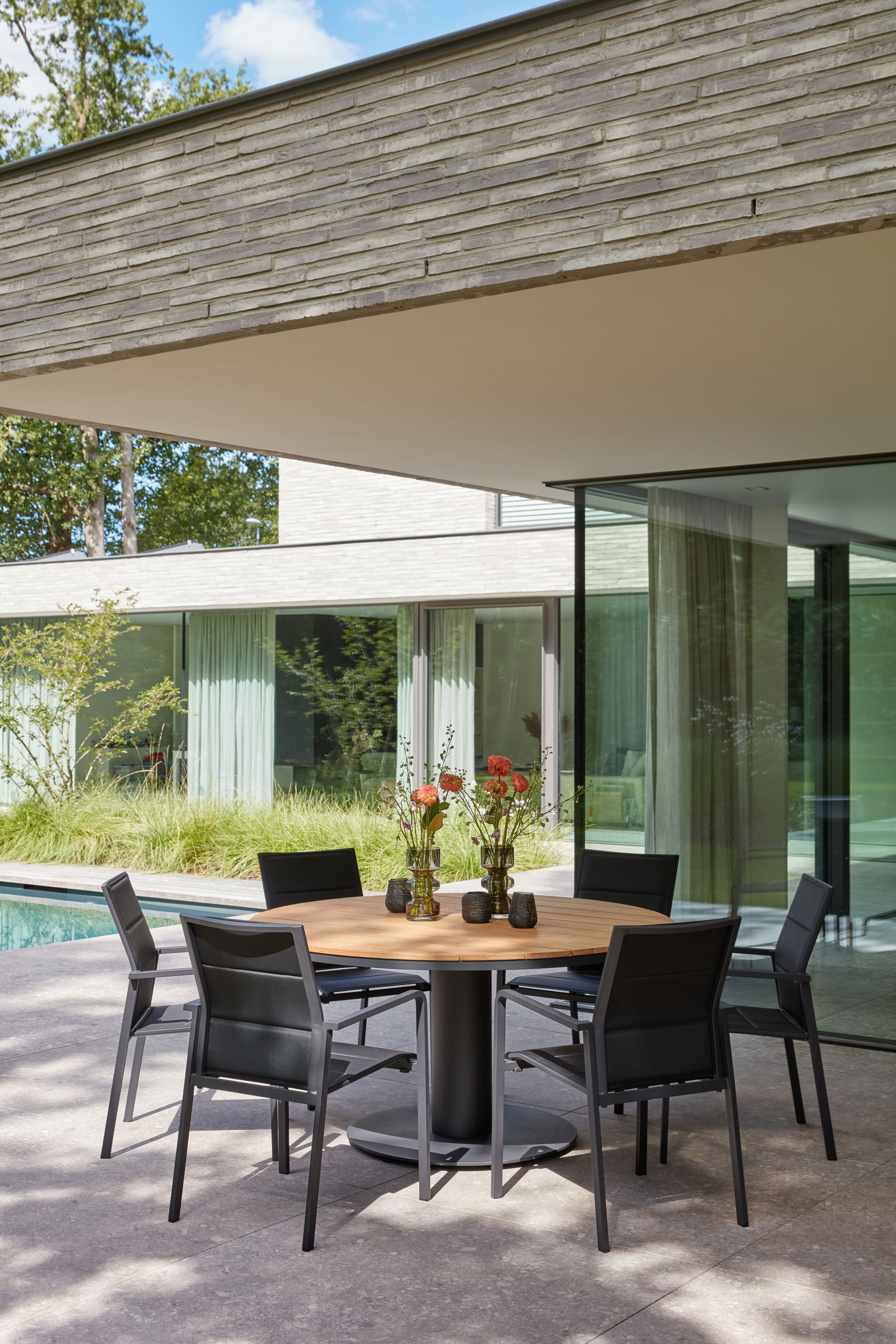 Como stapelbare tuinstoel in zwart aluminium en zwart comfort textilene