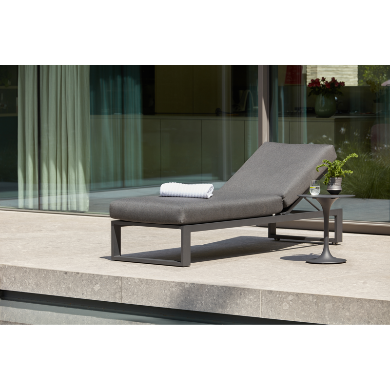Verato verstelbaar ligbed in zwart aluminium met lopi sand all weather Sunbrella® luxe kussen