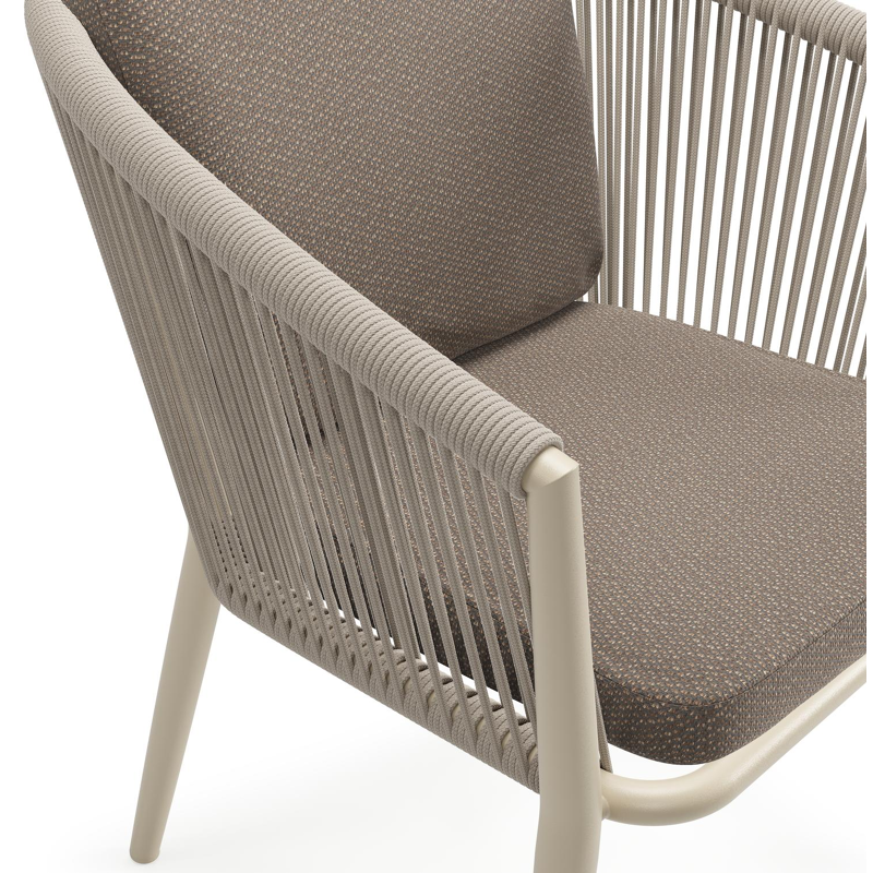 Orso tuinstoel in beige aluminium en beige verticaal geweven ronde rope met luxe zitkussen in All Weather Sunbrella® Luxe Lopi Coconut