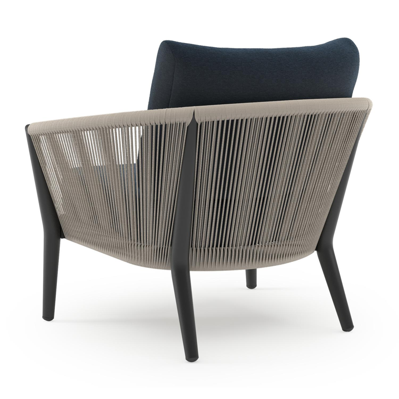 Fauteuil de jardin Orso en aluminium noir en corde ronde tissée verticalement beige et coussins en all weather sunbrella® luxe Heritage Indigo