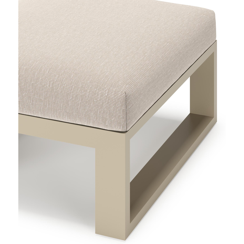 Pouf Verato en aluminium beige et coussin en all weather sunbrella® luxe slow farafra