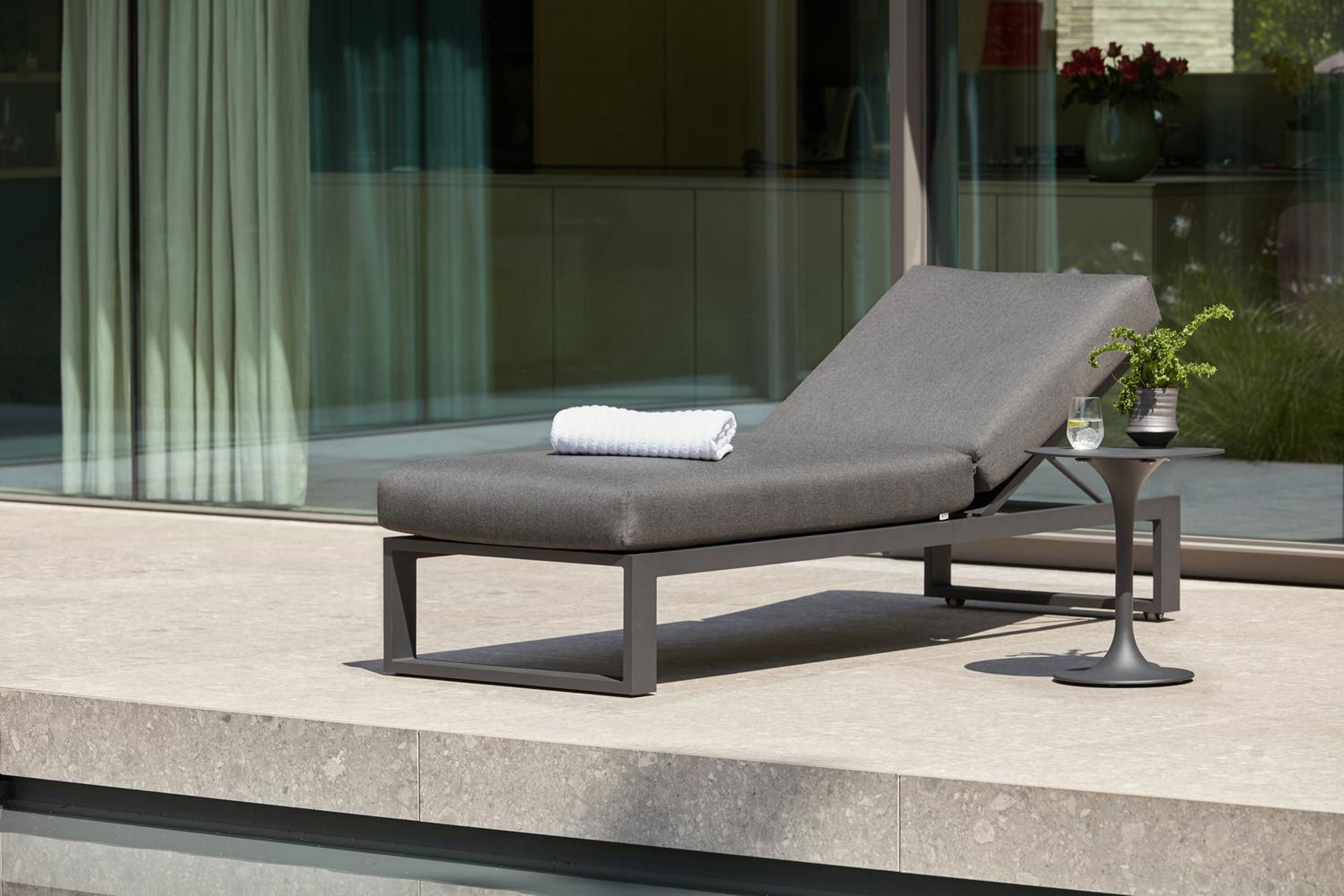 Verato verstelbaar ligbed in zwart aluminium met natte charcoal chine all weather sunbrella® luxe kussen