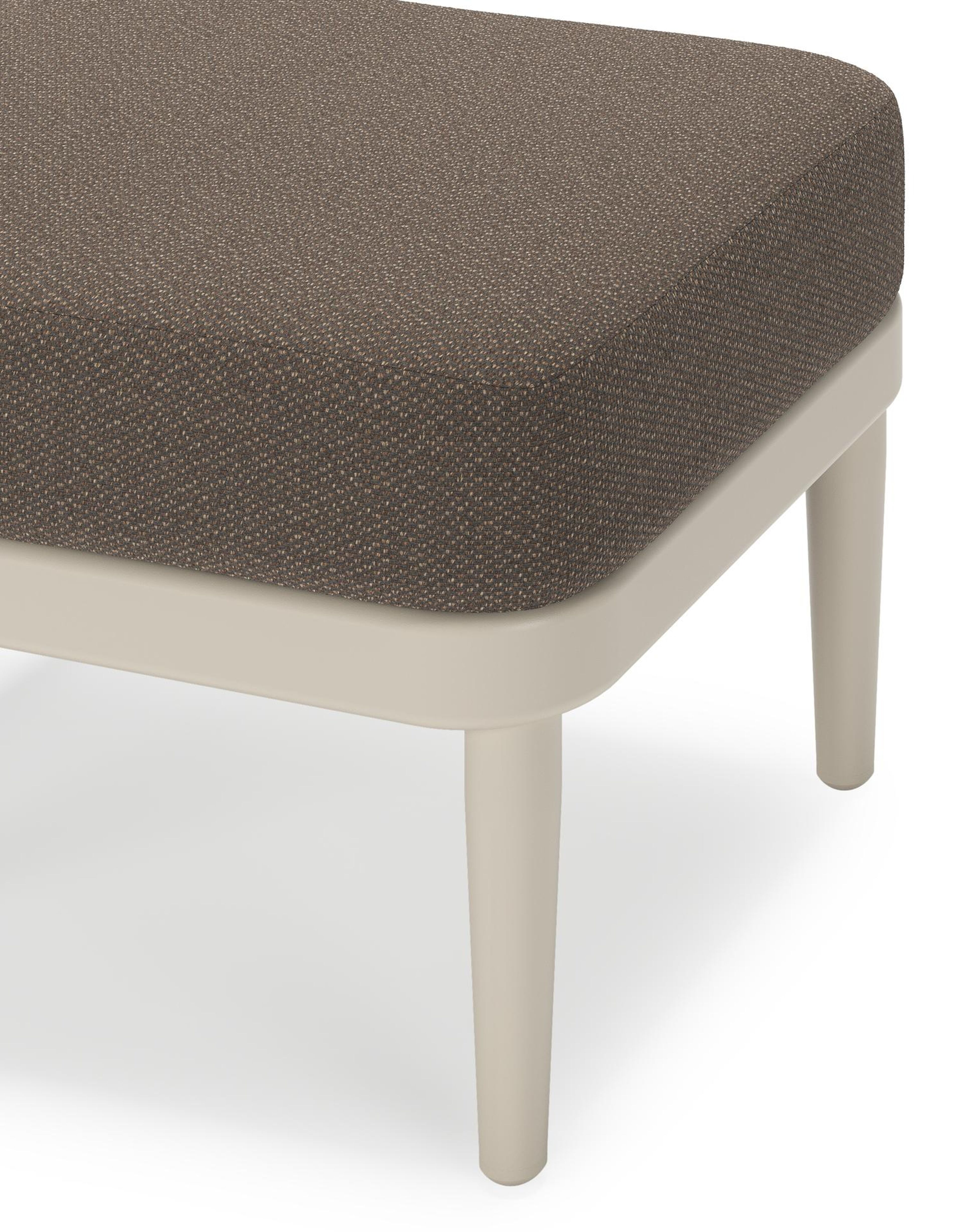 Orso poef in beige aluminium met Lopi Coconut all weather sunbrella® luxe kussen