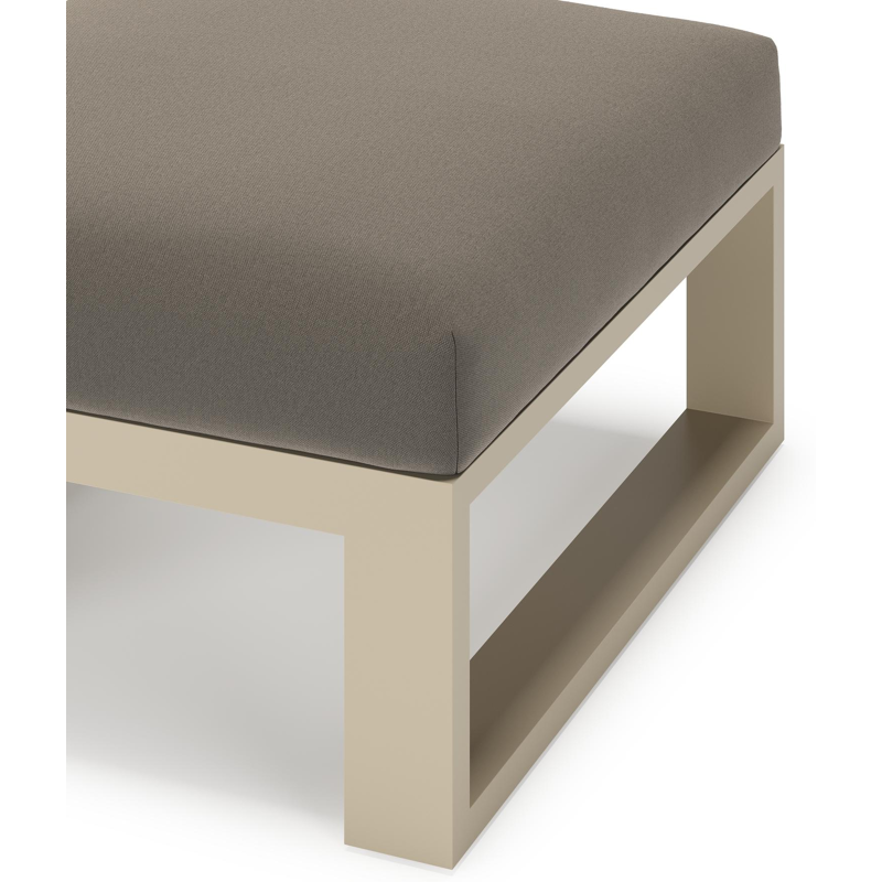 Verato poef in beige aluminium met natte carbon beige all weather sunbrella® luxe kussen