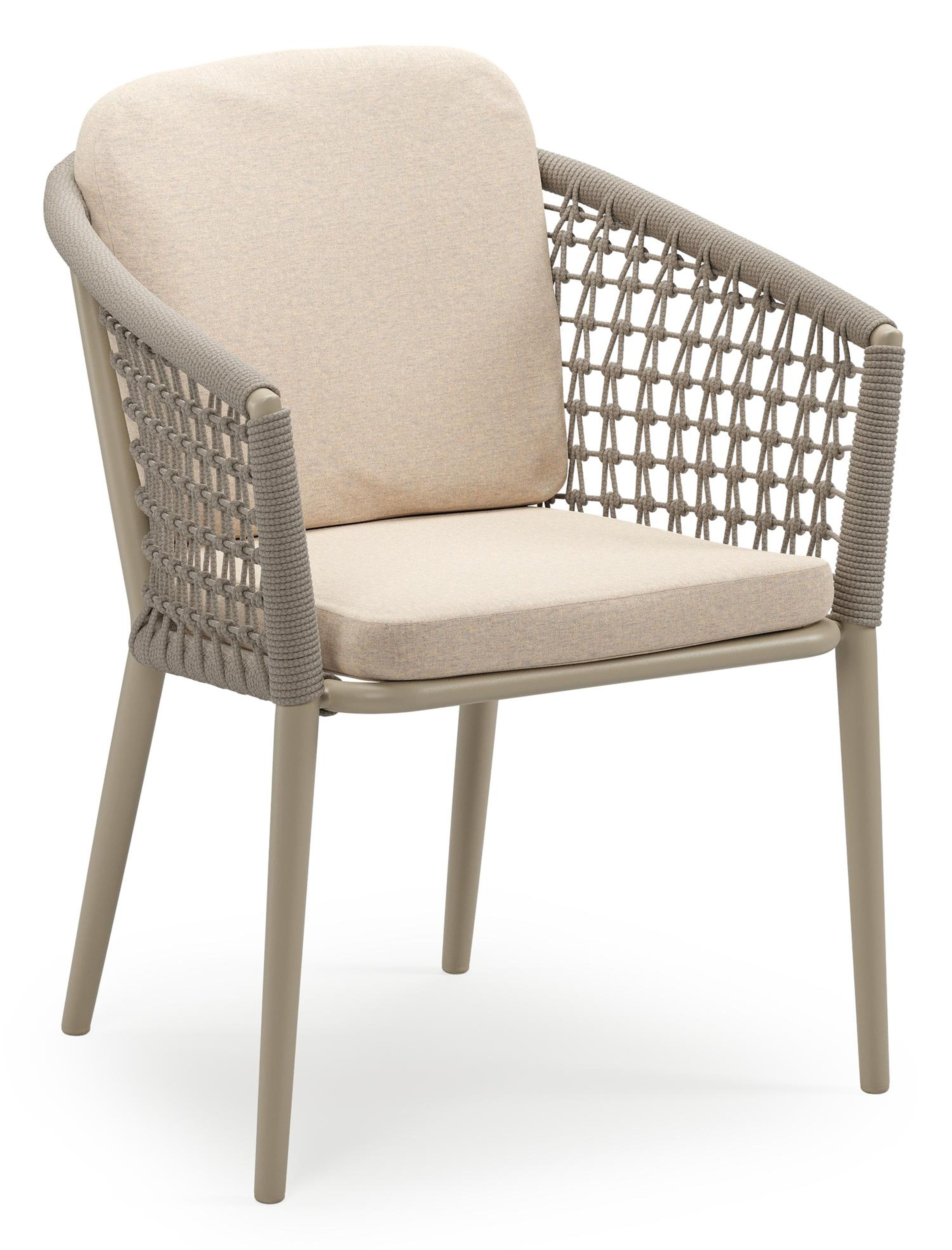 Orso stapelbare tuinstoel in beige aluminium en beige visnet geweven ronde rope met stoelkussen in All Weather Sunbrella® Luxe Heritage Papyrus