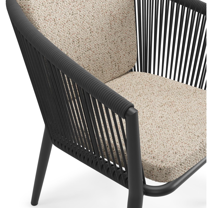 Orso tuinstoel in zwart aluminium en zwart verticaal geweven ronde rope met zitkussen in All Weather Cosytica Bora Jungle