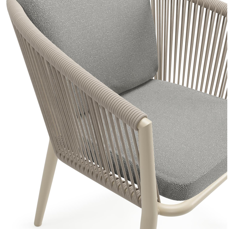 Orso tuinstoel in beige aluminium en beige verticaal geweven ronde rope met luxe zitkussen in All Weather Sunbrella® Luxe Savane Zinc
