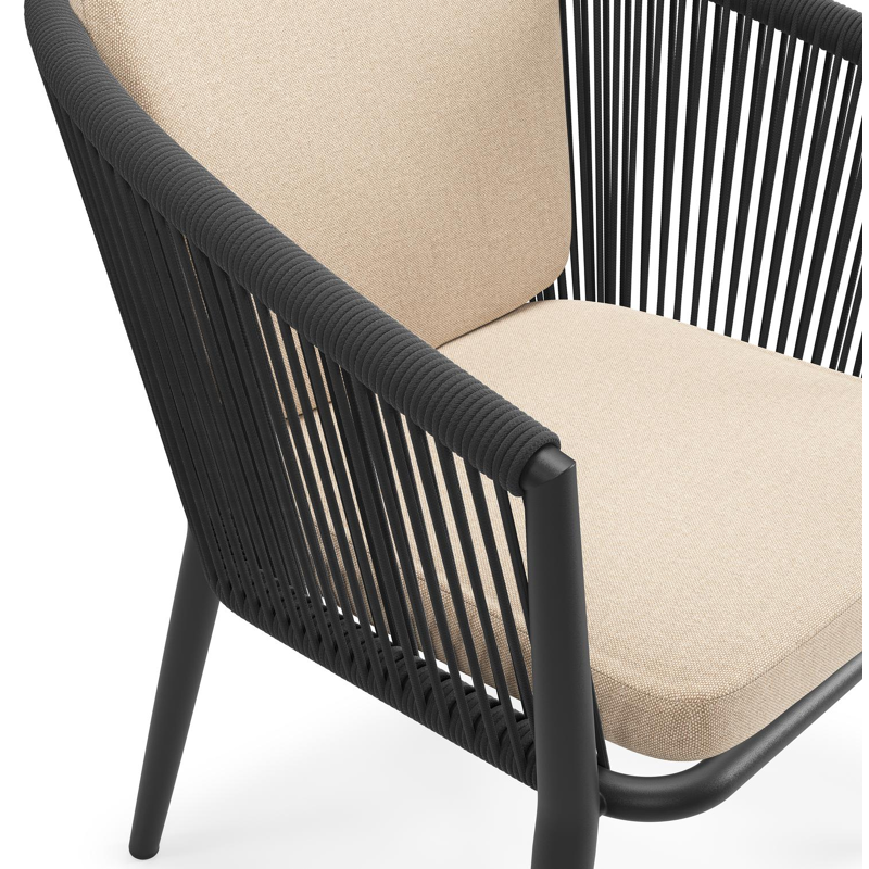 Orso tuinstoel in zwart aluminium en zwart verticaal geweven ronde rope met zitkussen in All Weather Sunbrella® Luxe Natte Heather Beige
