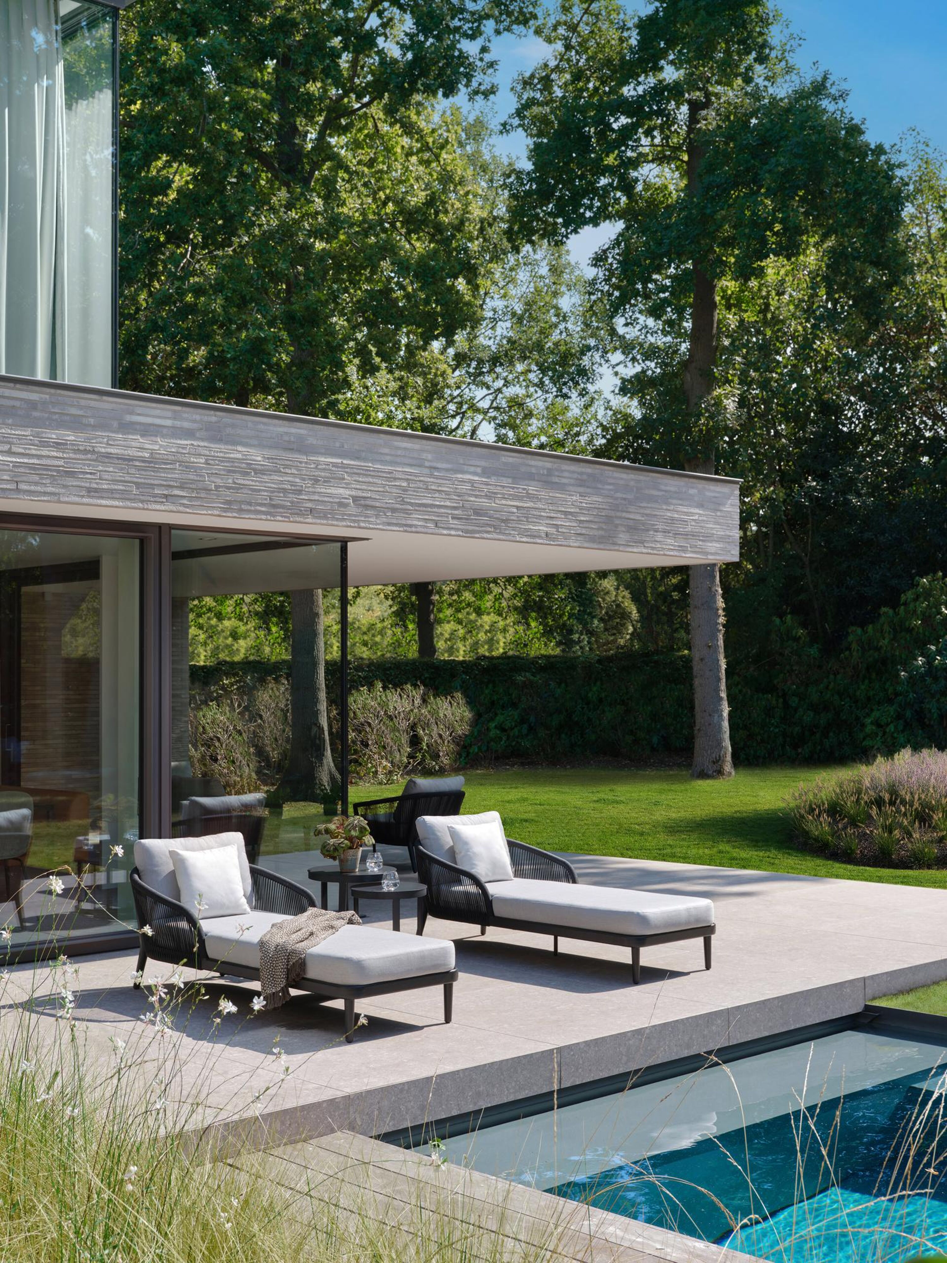 Tables d'appoint Enna en aluminium noir - table 1: Dia. 44 x H 46 cm, table 2: Dia. 52 x H 52 cm