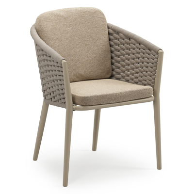 Orso stapelbare tuinstoel in beige aluminium en beige horizontaal geweven ronde rope met stoelkussen in All Weather Cosytica Madagascar Oak