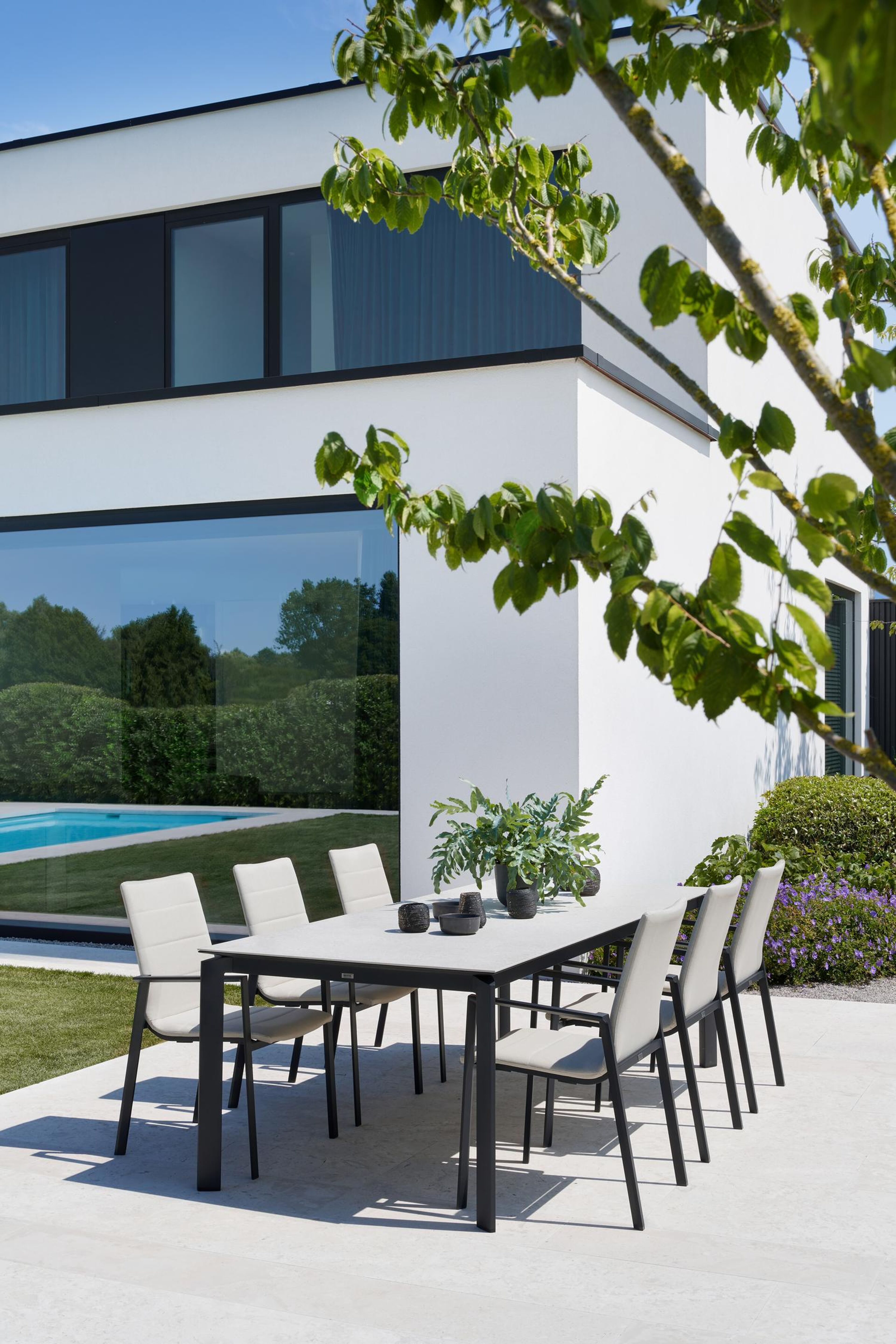 Cirello stapelbare tuinstoel in zwart aluminium en beige luxe textilene