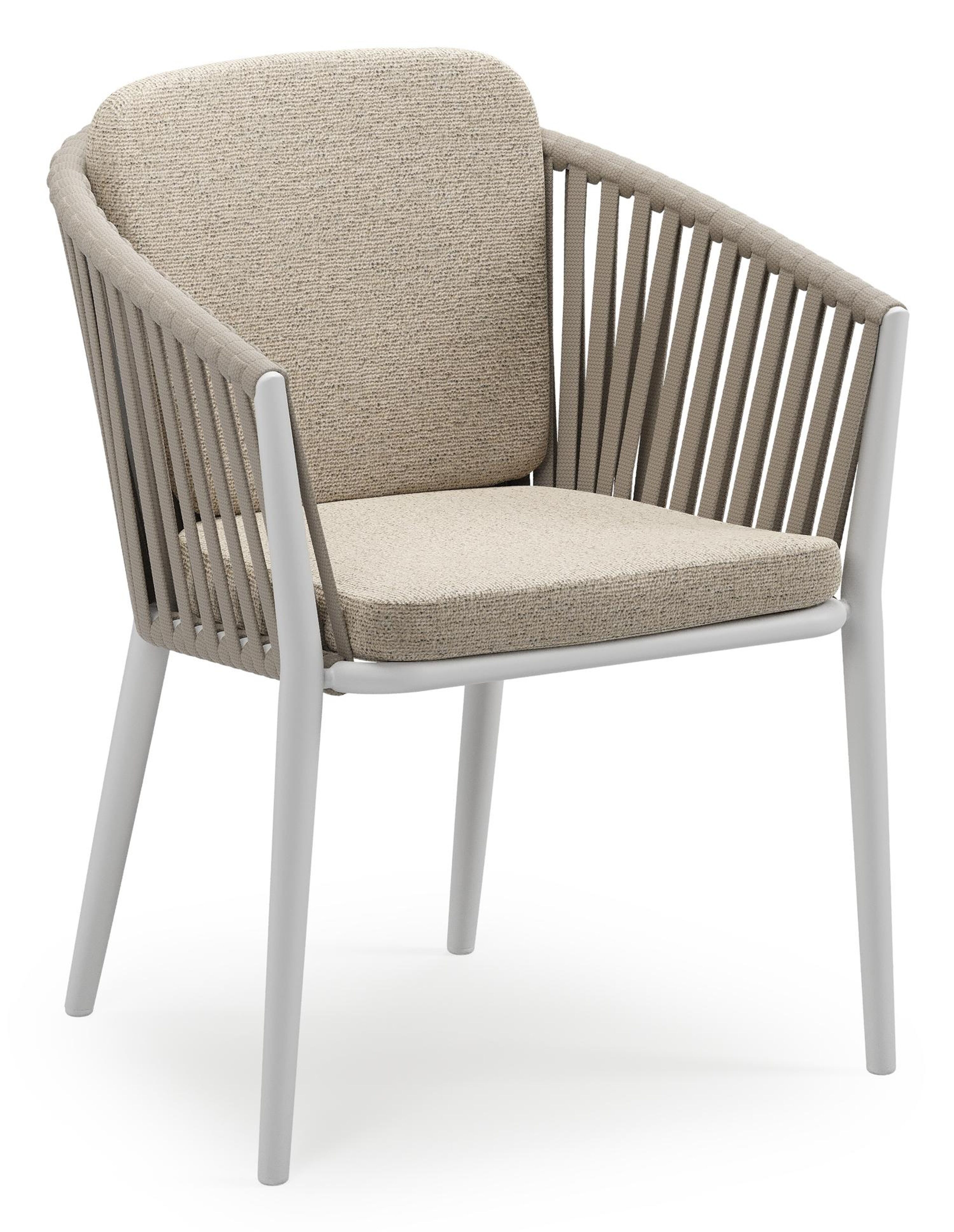 Orso stapelbare tuinstoel in wit aluminium en beige verticaal geweven luxe vlakke brede rope met stoelkussen in All Weather Cosytica Marbella Beige
