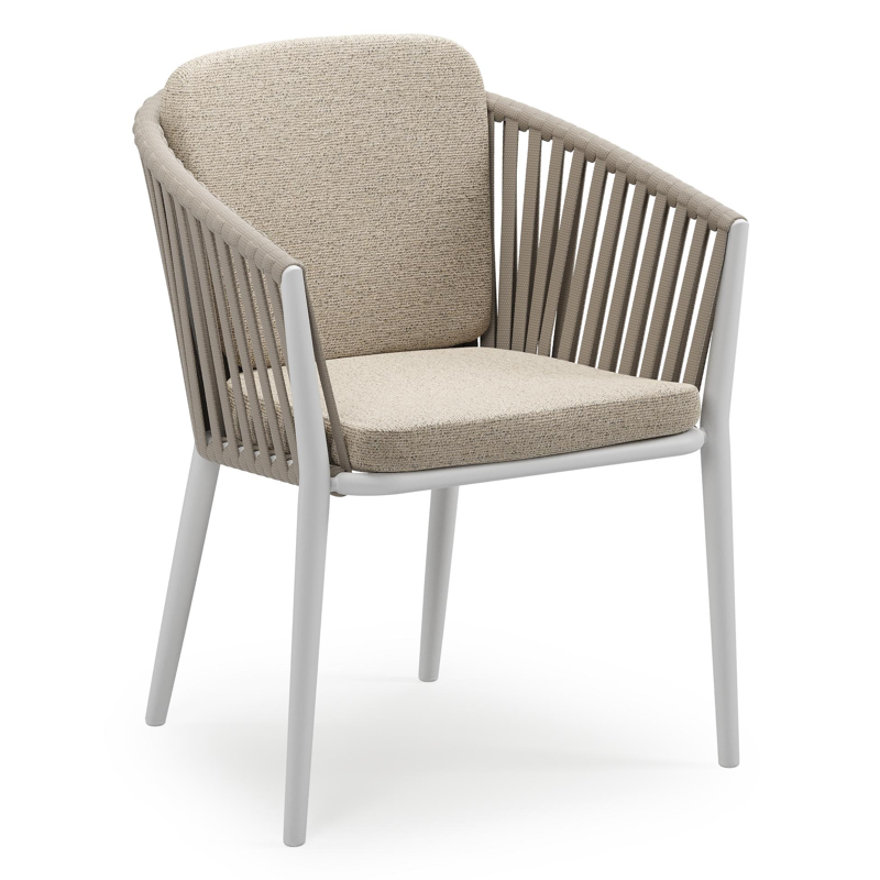 Orso stapelbare tuinstoel in wit aluminium en beige verticaal geweven luxe vlakke brede rope met stoelkussen in All Weather Cosytica Marbella Beige