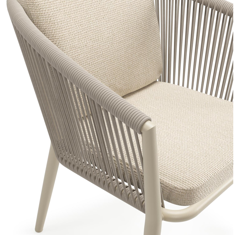 Orso tuinstoel in beige aluminium en beige verticaal geweven ronde rope met luxe zitkussen in All Weather Cosytica Althea Chalk