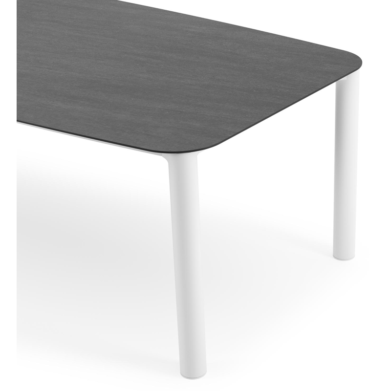 Table de jardin Orso forme de bateau en aluminium blanc et céramique pleine Basalt Black - Lg. 255 x Lrg. 115 x Haut. 75 cm