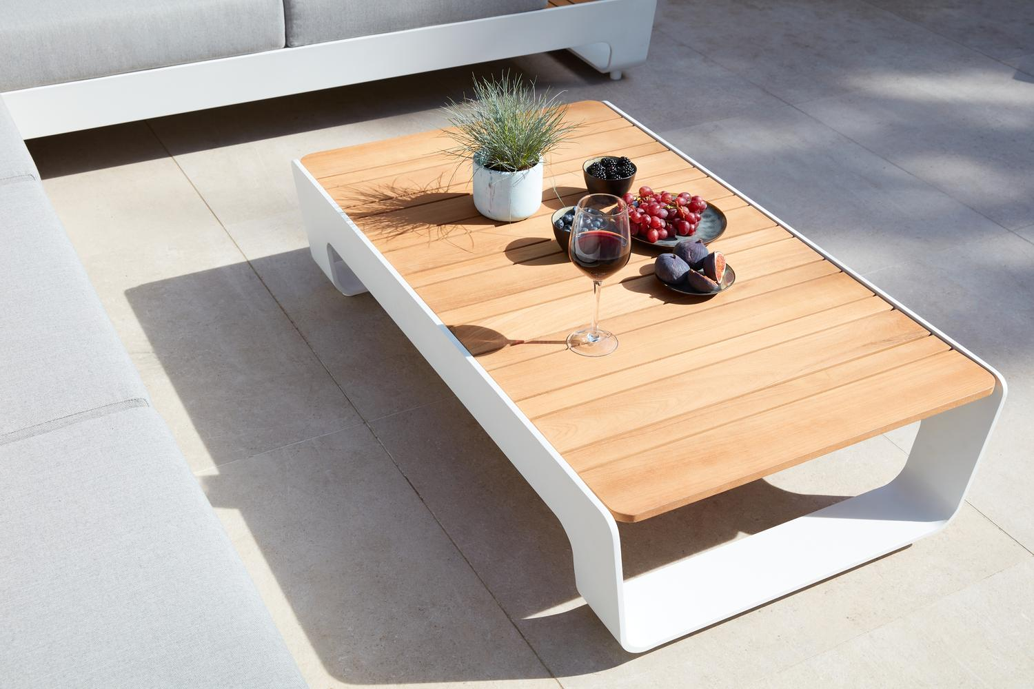 Atessa loungetafel in wit aluminium en naturel teak - L 117,5 x B 70 x H 30 cm