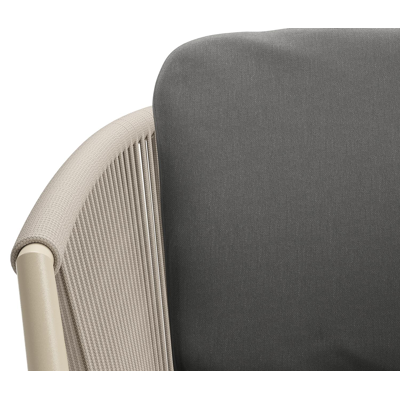 Orso tuinstoel in beige aluminium en beige verticaal geweven ronde rope met luxe zitkussen in All Weather Sunbrella® Luxe Natte Charcoal Chine