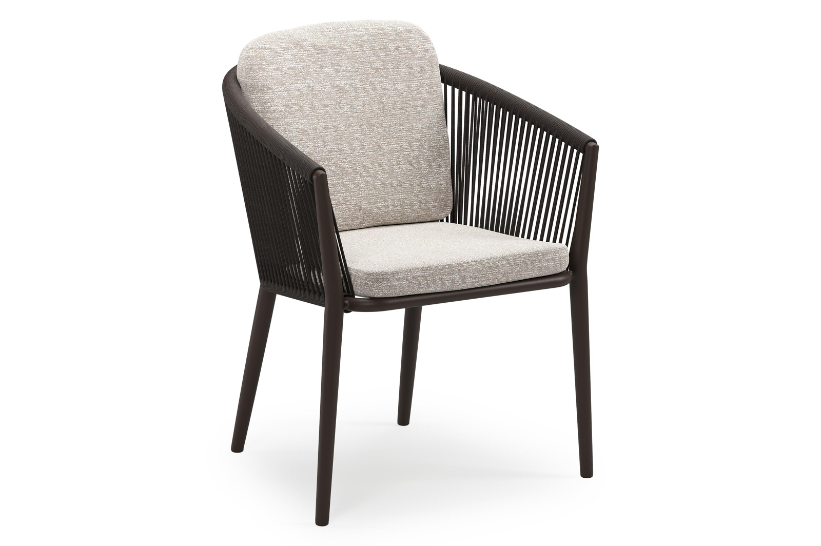 Orso stapelbare tuinstoel in donkerbruin aluminium en donkerbruin verticaal geweven ronde rope met stoelkussen in All Weather Sunbrella® Luxe Tundra Sand