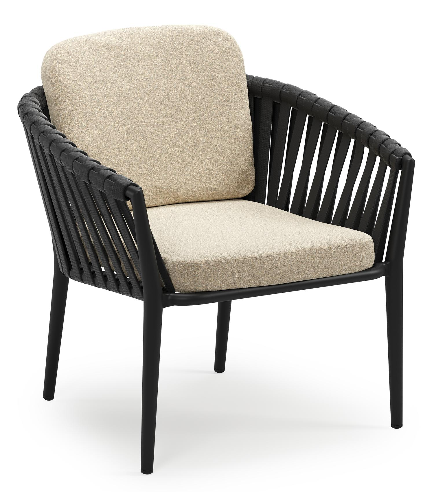 Orso low dining tuinstoel in zwart aluminium en zwart verticaal geweven luxe vlakke brede rope met stoelkussen in All Weather Solica Soul Papyrus