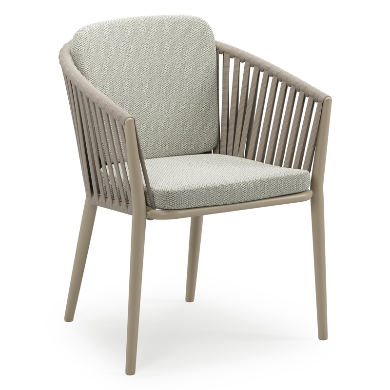 Orso stapelbare tuinstoel in beige aluminium en beige verticaal geweven luxe vlakke brede rope met stoelkussen in All Weather Sunbrella® Luxe Lopi Bud
